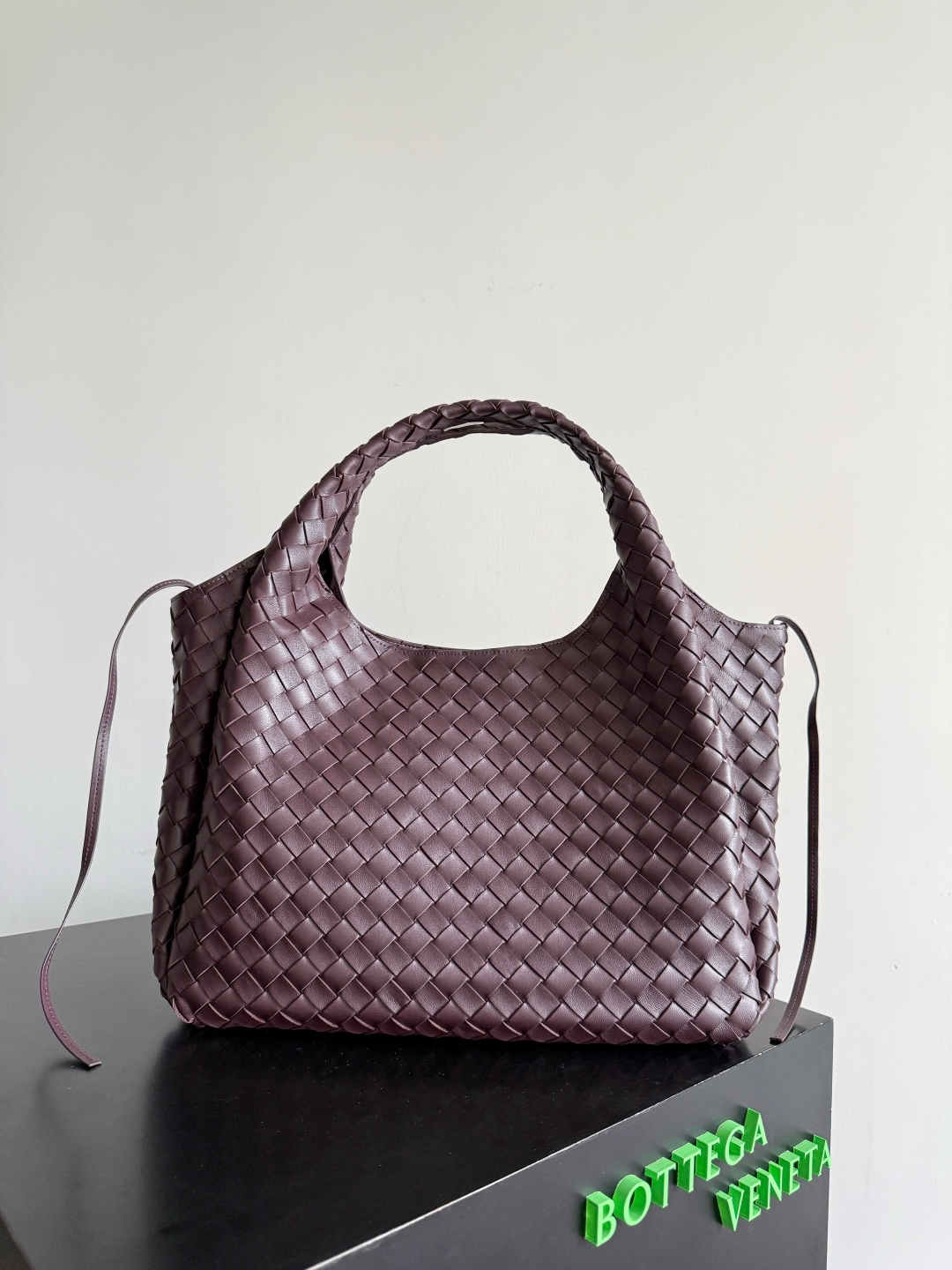 新品来袭！BOTTEGA VENETA葆蝶家2025新品Campana肩背包上市啦~首先夸夸这款包包的自重，作为一款不算很小的包包，它非常的轻便日常，对于我这种出门需要携带很多随身物品的人来说这个优点真是太棒了，很大程度减轻了出行的负担🛍️在造型上有点像是parachute和jodie的结合体，钝钝的三角造型可爱憨厚，背出门逛街就是心情好的加速器，提手和包身都是经典编织，在原本的敞口设计上加了系带，如果没有系起来，包包拎起来就会有小菜篮的造型哦
款号：844250
尺寸：39*24*18.5cm