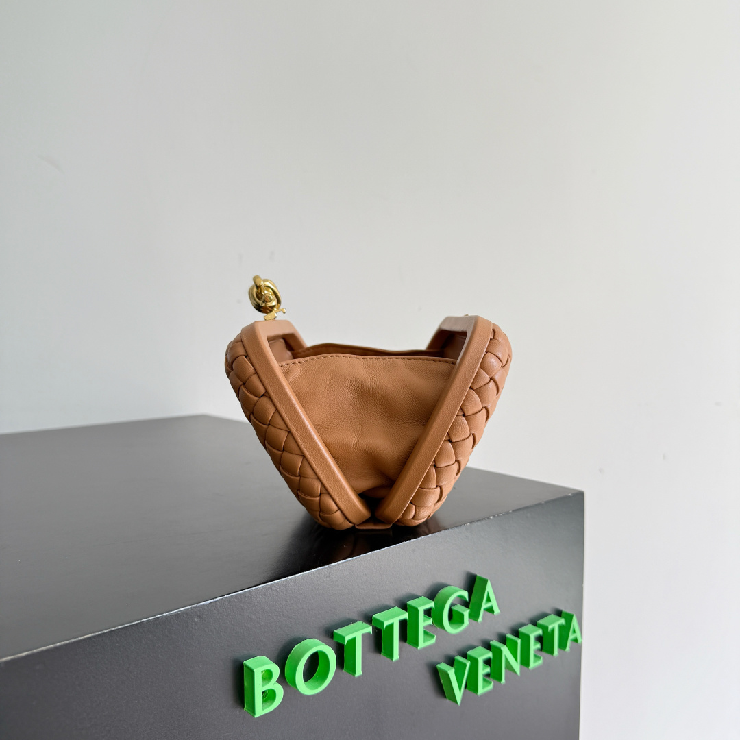 The 24 Spring Edition Fashion Knitted Banquet Bag from Bao Die Home is unmarked and shines brightly, with gorgeous and eye-catching colorsOriginal factory leather ➕ Stainless steel hardware ➕ 24k genuine gold electroplating ➕ All handmadeAnyone who knows a little about our brand history should have heard of knotsA story of Bottega Veneta, and also one of the more important designs that is perfectStyle number: 717622Size: 20.5 * 12.5 * 6cm photo 2