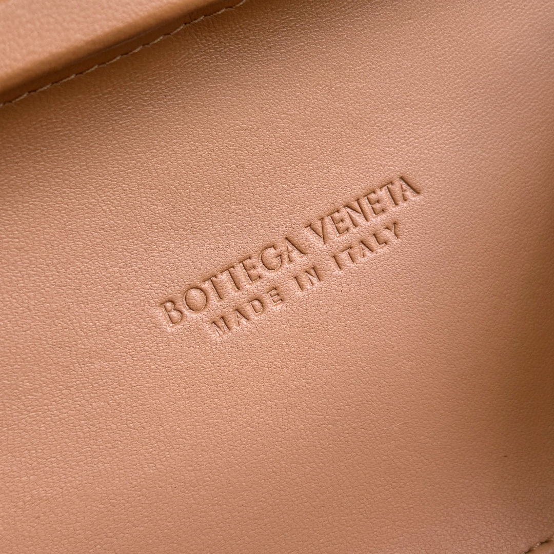 The 24 Spring Edition Fashion Knitted Banquet Bag from Bao Die Home is unmarked and shines brightly, with gorgeous and eye-catching colorsOriginal factory leather ➕ Stainless steel hardware ➕ 24k genuine gold electroplating ➕ All handmadeAnyone who knows a little about our brand history should have heard of knotsA story of Bottega Veneta, and also one of the more important designs that is perfectStyle number: 717622Size: 20.5 * 12.5 * 6cm photo 7