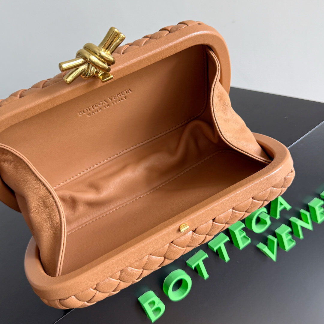 The 24 Spring Edition Fashion Knitted Banquet Bag from Bao Die Home is unmarked and shines brightly, with gorgeous and eye-catching colorsOriginal factory leather ➕ Stainless steel hardware ➕ 24k genuine gold electroplating ➕ All handmadeAnyone who knows a little about our brand history should have heard of knotsA story of Bottega Veneta, and also one of the more important designs that is perfectStyle number: 717622Size: 20.5 * 12.5 * 6cm photo 8