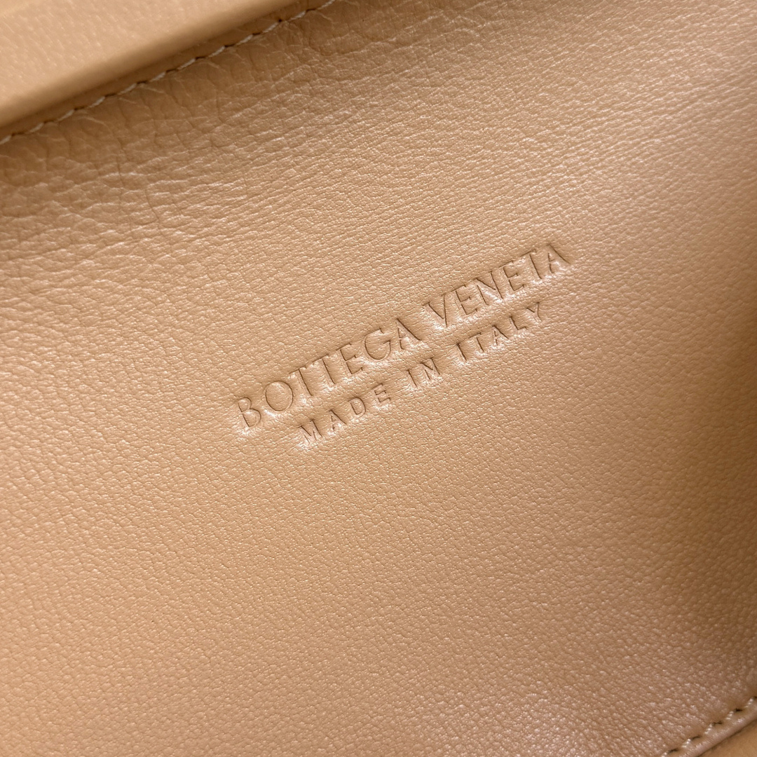 The 24 Spring Edition Fashion Knitted Banquet Bag from Bao Die Home is unmarked and shines brightly, with gorgeous and eye-catching colorsOriginal factory leather ➕ Stainless steel hardware ➕ 24k genuine gold electroplating ➕ All handmadeAnyone who knows a little about our brand history should have heard of knotsA story of Bottega Veneta, and also one of the more important designs that is perfectStyle number: 717622Size: 20.5 * 12.5 * 6cm photo 5
