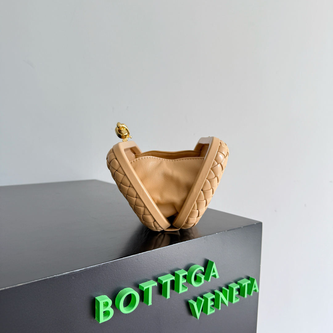 The 24 Spring Edition Fashion Knitted Banquet Bag from Bao Die Home is unmarked and shines brightly, with gorgeous and eye-catching colorsOriginal factory leather ➕ Stainless steel hardware ➕ 24k genuine gold electroplating ➕ All handmadeAnyone who knows a little about our brand history should have heard of knotsA story of Bottega Veneta, and also one of the more important designs that is perfectStyle number: 717622Size: 20.5 * 12.5 * 6cm photo 8