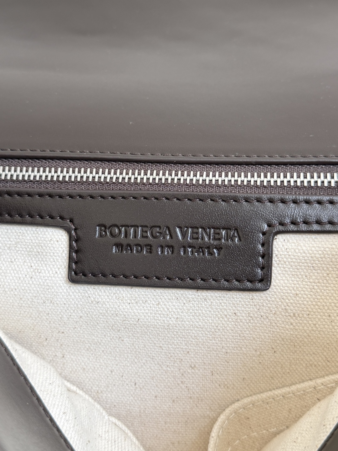 Bottega Veneta新款Portfolio包袋
一款牛皮编织的多功能时尚款公文包,配有1个内部拉链口袋、2个平开口袋,放手提电脑、文件 、iPad绝对没问题,有别于传统公文包,时尚百搭,正装休闲皆可,超实用、性价比极高,感受实用极简主义!
款号:795102
尺寸:41*32*8cm
