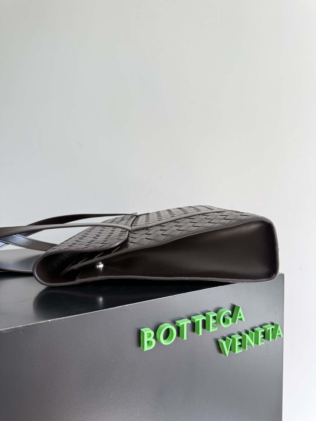Bottega Veneta新款Portfolio包袋
一款牛皮编织的多功能时尚款公文包,配有1个内部拉链口袋、2个平开口袋,放手提电脑、文件 、iPad绝对没问题,有别于传统公文包,时尚百搭,正装休闲皆可,超实用、性价比极高,感受实用极简主义!
款号:795102
尺寸:41*32*8cm