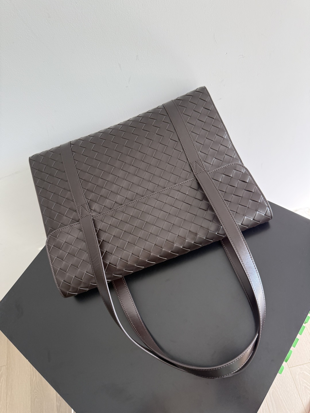 Bottega Veneta新款Portfolio包袋
一款牛皮编织的多功能时尚款公文包,配有1个内部拉链口袋、2个平开口袋,放手提电脑、文件 、iPad绝对没问题,有别于传统公文包,时尚百搭,正装休闲皆可,超实用、性价比极高,感受实用极简主义!
款号:795102
尺寸:41*32*8cm