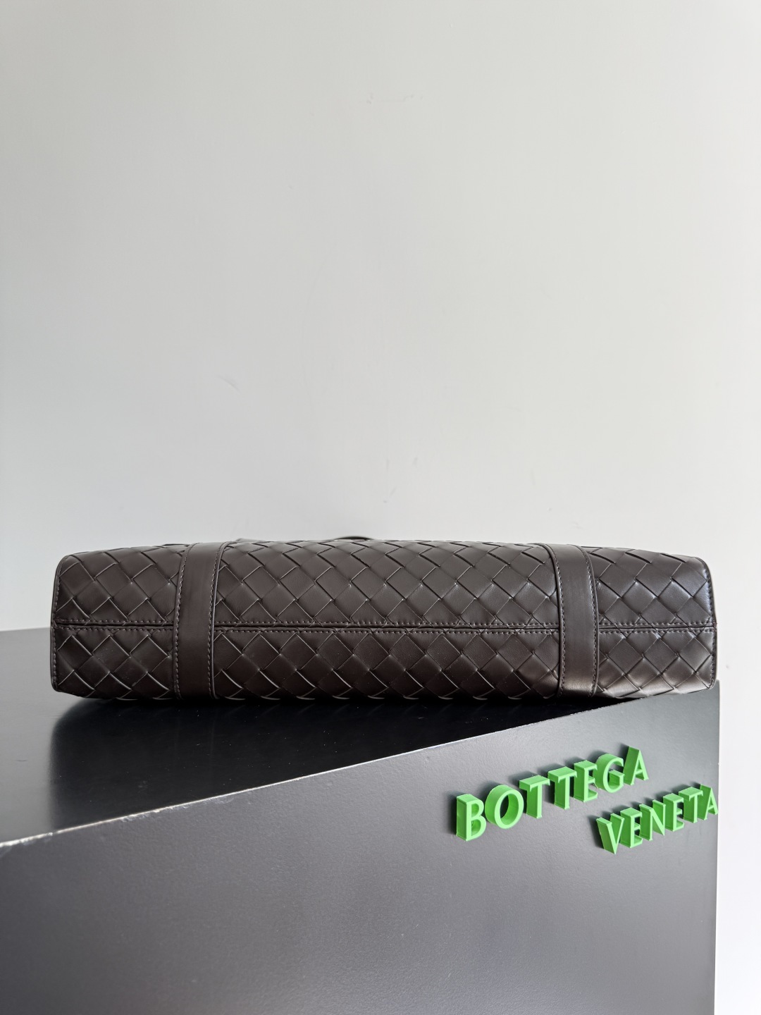 Bottega Veneta新款Portfolio包袋
一款牛皮编织的多功能时尚款公文包,配有1个内部拉链口袋、2个平开口袋,放手提电脑、文件 、iPad绝对没问题,有别于传统公文包,时尚百搭,正装休闲皆可,超实用、性价比极高,感受实用极简主义!
款号:795102
尺寸:41*32*8cm