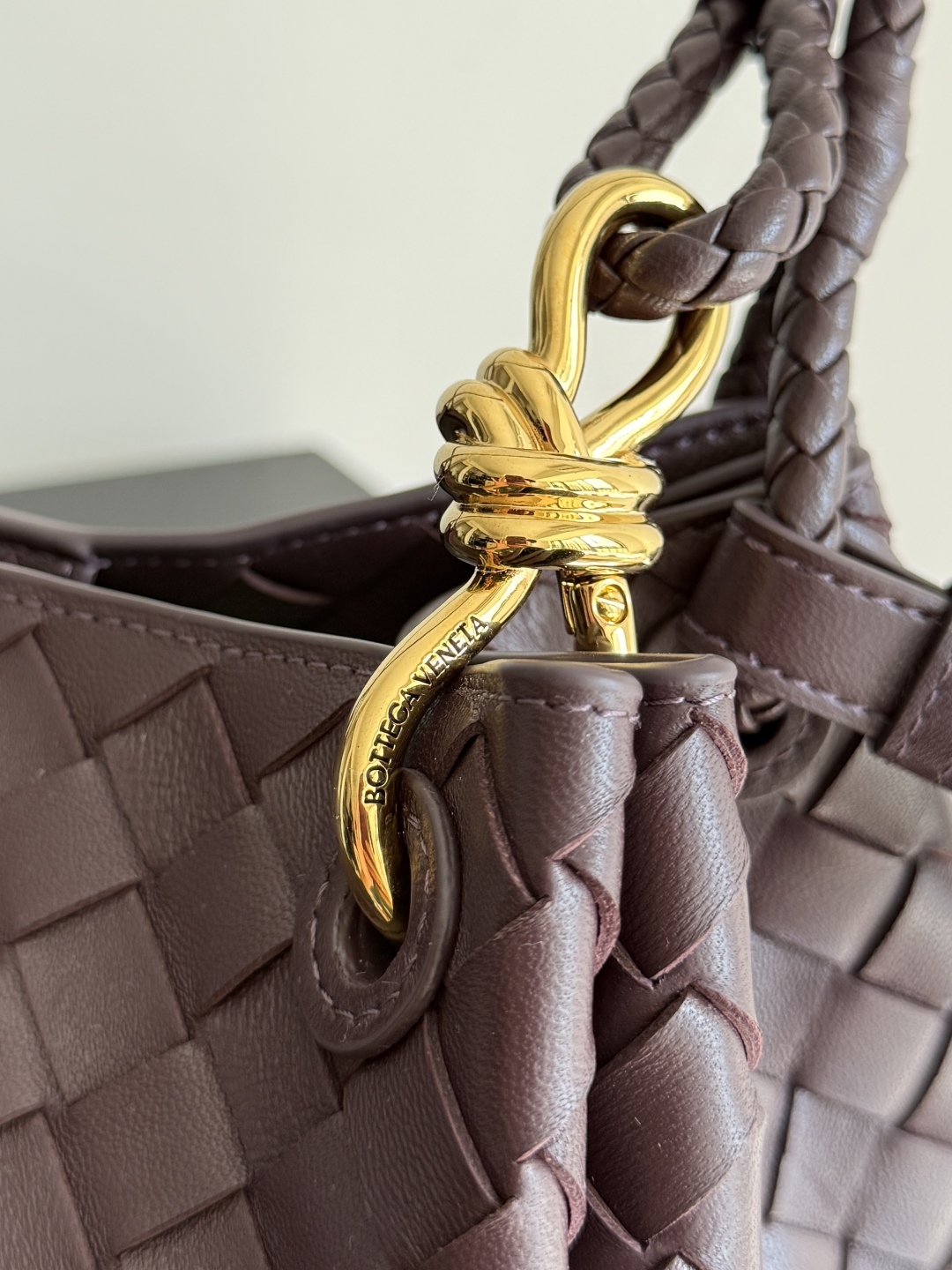BOTTEGA VENETA2025秋季新品中号parachuta 期待已久的新款中号降落伞来啦,别致性的外表加上标志性的金属绳结,一整块皮革将四角折叠成降落伞形状!精致的Knot金属扣,犹如把珠宝放在包包上点缀,高级而又优雅,超强的容量能放下您所有东西!这个包包整体上身的效果跟之前是有很大差距的,既不会因为过于精致而不能提供大容量,也不会因为实用性太强包身过于庞大。简直是为随性简单的人提供了一个绝佳适配的包包👜
款号:835921
尺寸:29.5*18.5*17.5cm