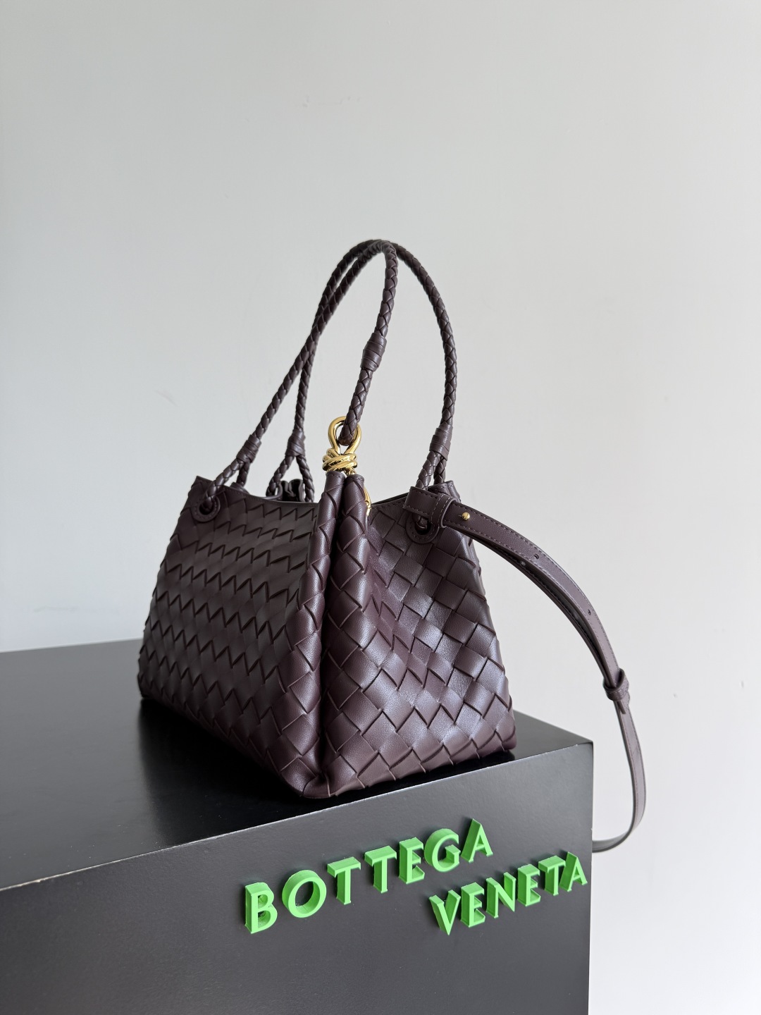BOTTEGA VENETA2025秋季新品中号parachuta 期待已久的新款中号降落伞来啦,别致性的外表加上标志性的金属绳结,一整块皮革将四角折叠成降落伞形状!精致的Knot金属扣,犹如把珠宝放在包包上点缀,高级而又优雅,超强的容量能放下您所有东西!这个包包整体上身的效果跟之前是有很大差距的,既不会因为过于精致而不能提供大容量,也不会因为实用性太强包身过于庞大。简直是为随性简单的人提供了一个绝佳适配的包包👜
款号:835921
尺寸:29.5*18.5*17.5cm