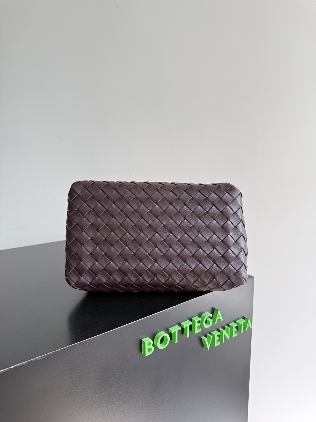 BOTTEGA VENETA2025秋季新品中号parachuta 期待已久的新款中号降落伞来啦,别致性的外表加上标志性的金属绳结,一整块皮革将四角折叠成降落伞形状!精致的Knot金属扣,犹如把珠宝放在包包上点缀,高级而又优雅,超强的容量能放下您所有东西!这个包包整体上身的效果跟之前是有很大差距的,既不会因为过于精致而不能提供大容量,也不会因为实用性太强包身过于庞大。简直是为随性简单的人提供了一个绝佳适配的包包👜
款号:835921
尺寸:29.5*18.5*17.5cm