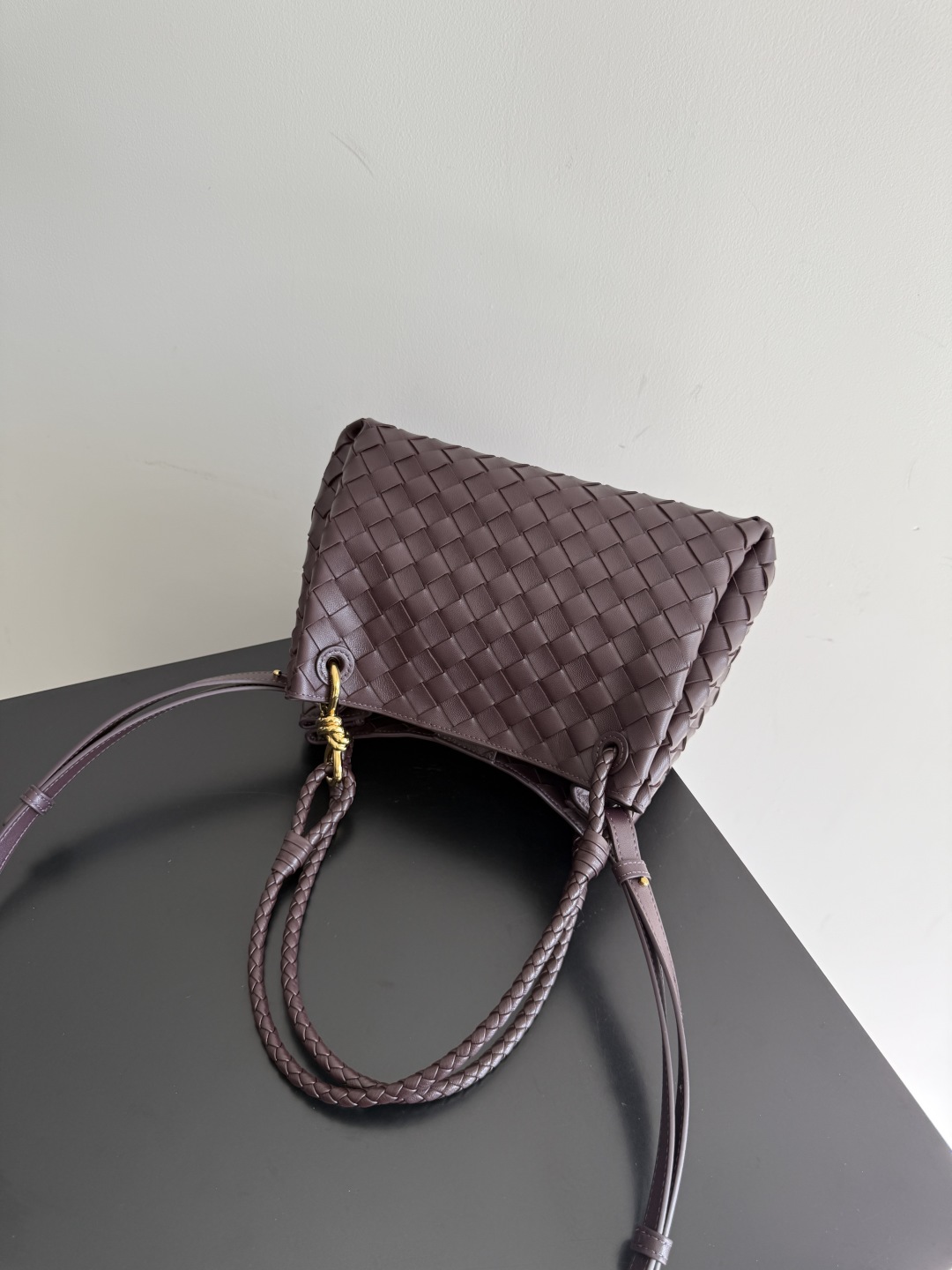 BOTTEGA VENETA2025秋季新品中号parachuta 期待已久的新款中号降落伞来啦,别致性的外表加上标志性的金属绳结,一整块皮革将四角折叠成降落伞形状!精致的Knot金属扣,犹如把珠宝放在包包上点缀,高级而又优雅,超强的容量能放下您所有东西!这个包包整体上身的效果跟之前是有很大差距的,既不会因为过于精致而不能提供大容量,也不会因为实用性太强包身过于庞大。简直是为随性简单的人提供了一个绝佳适配的包包👜
款号:835921
尺寸:29.5*18.5*17.5cm
