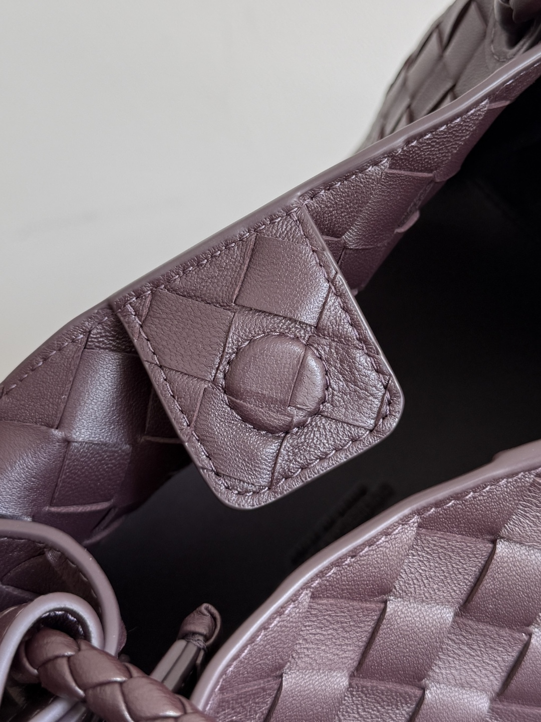 BOTTEGA VENETA2025秋季新品中号parachuta 期待已久的新款中号降落伞来啦,别致性的外表加上标志性的金属绳结,一整块皮革将四角折叠成降落伞形状!精致的Knot金属扣,犹如把珠宝放在包包上点缀,高级而又优雅,超强的容量能放下您所有东西!这个包包整体上身的效果跟之前是有很大差距的,既不会因为过于精致而不能提供大容量,也不会因为实用性太强包身过于庞大。简直是为随性简单的人提供了一个绝佳适配的包包👜
款号:835921
尺寸:29.5*18.5*17.5cm