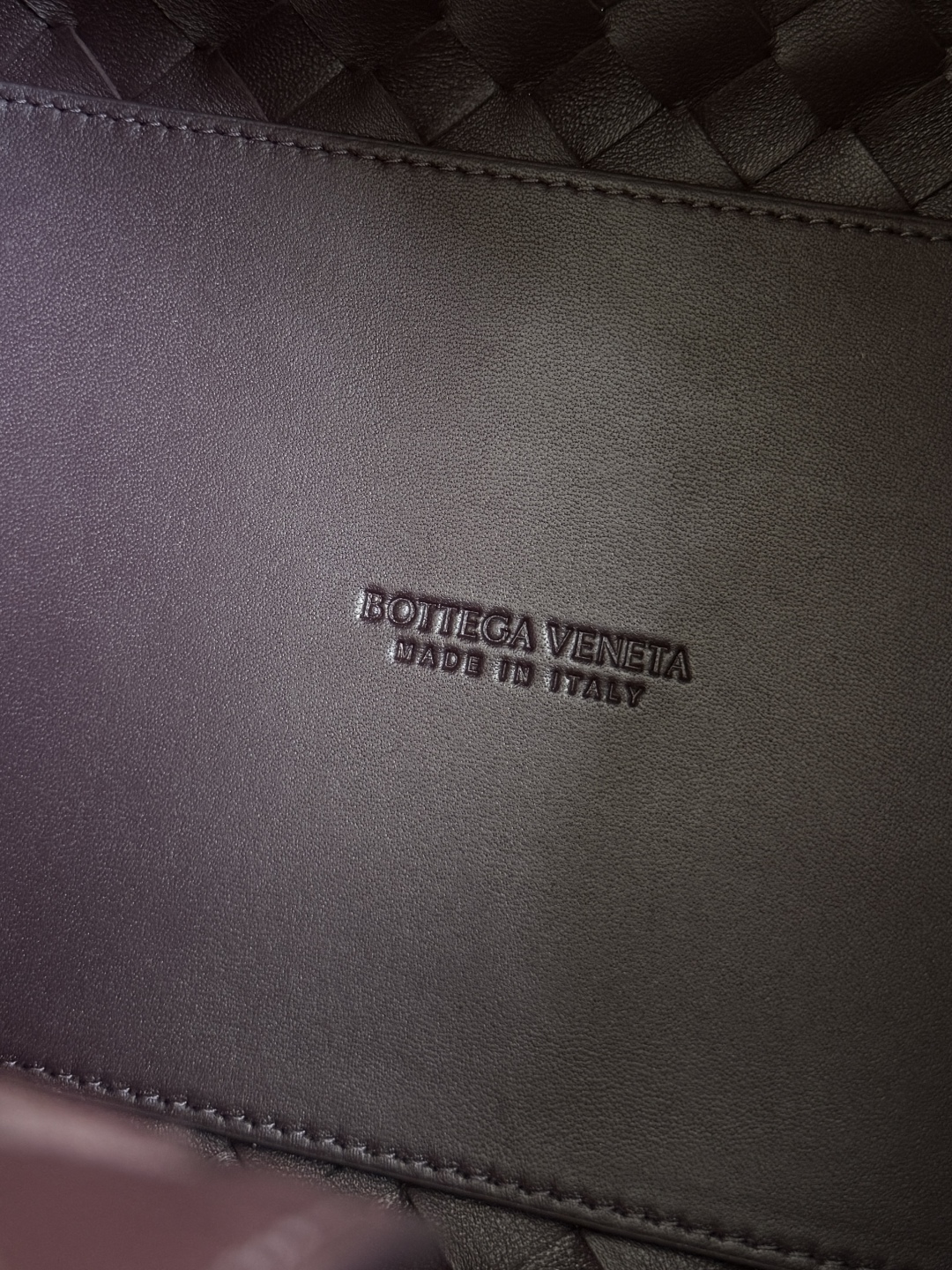 BOTTEGA VENETA2025秋季新品中号parachuta 期待已久的新款中号降落伞来啦,别致性的外表加上标志性的金属绳结,一整块皮革将四角折叠成降落伞形状!精致的Knot金属扣,犹如把珠宝放在包包上点缀,高级而又优雅,超强的容量能放下您所有东西!这个包包整体上身的效果跟之前是有很大差距的,既不会因为过于精致而不能提供大容量,也不会因为实用性太强包身过于庞大。简直是为随性简单的人提供了一个绝佳适配的包包👜
款号:835921
尺寸:29.5*18.5*17.5cm