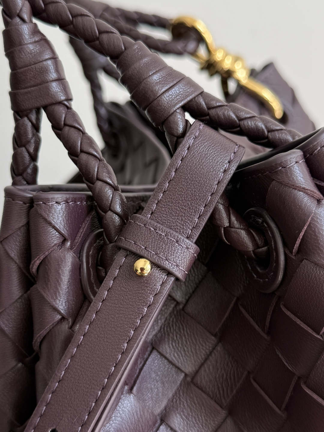BOTTEGA VENETA2025秋季新品中号parachuta 期待已久的新款中号降落伞来啦,别致性的外表加上标志性的金属绳结,一整块皮革将四角折叠成降落伞形状!精致的Knot金属扣,犹如把珠宝放在包包上点缀,高级而又优雅,超强的容量能放下您所有东西!这个包包整体上身的效果跟之前是有很大差距的,既不会因为过于精致而不能提供大容量,也不会因为实用性太强包身过于庞大。简直是为随性简单的人提供了一个绝佳适配的包包👜
款号:835921
尺寸:29.5*18.5*17.5cm