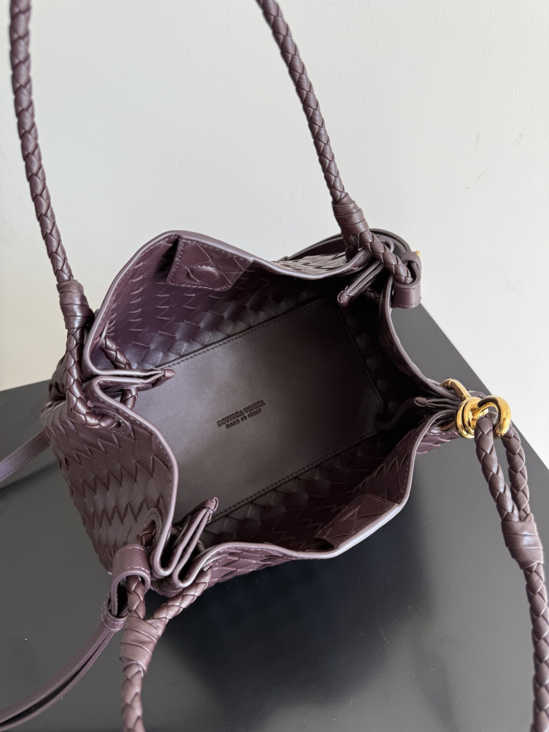 BOTTEGA VENETA2025秋季新品中号parachuta 期待已久的新款中号降落伞来啦,别致性的外表加上标志性的金属绳结,一整块皮革将四角折叠成降落伞形状!精致的Knot金属扣,犹如把珠宝放在包包上点缀,高级而又优雅,超强的容量能放下您所有东西!这个包包整体上身的效果跟之前是有很大差距的,既不会因为过于精致而不能提供大容量,也不会因为实用性太强包身过于庞大。简直是为随性简单的人提供了一个绝佳适配的包包👜
款号:835921
尺寸:29.5*18.5*17.5cm