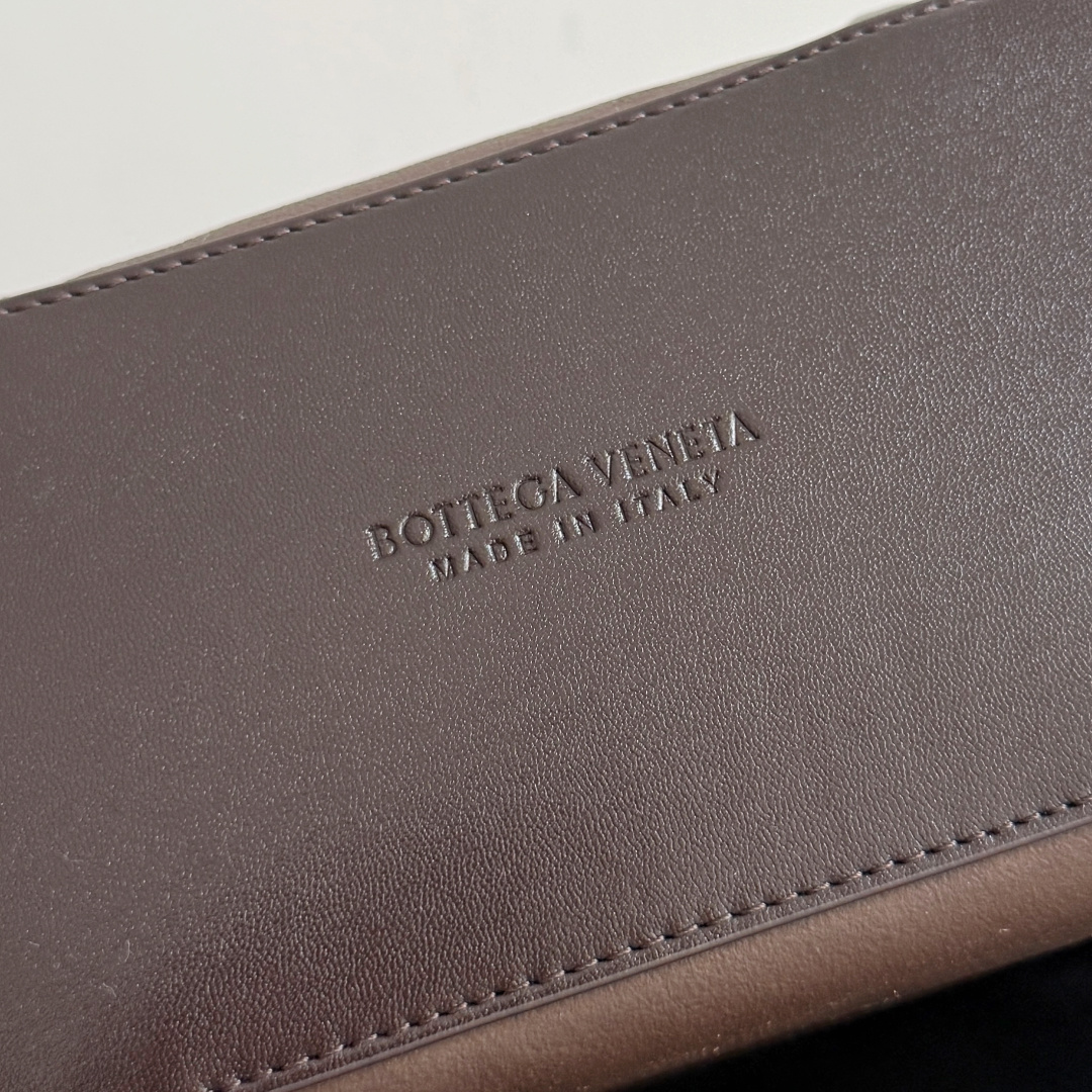BOTTEGA VENETA ANDIAMO handbag lambswool splayed buckle is here🤩🤩, how can the evergreen model not have a new skin? As a major guest of the pilot series, andiamo has changed its previous elegant and restrained style and entered the winter track with a modern urban style. It is handsome and retro, suitable for autumn and winter. In order to show the sense of luxury when paired with simple clothes, the interior continues the classic andiamo. Small partitions divide the bag into two large sections. The metal knot is made of micro-cast aluminum using jewelry technology. The decorative beads are made of metal and hand-polished oak, allowing you to jump repeatedly between elegance and fun. It is unpredictable.
Style number: 806088+wood hardware
Color: furry black brown
Size: 25*22*10cm photo 1