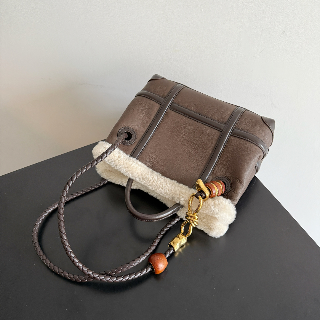 BOTTEGA VENETA ANDIAMO handbag lambswool splayed buckle is here🤩🤩, how can the evergreen model not have a new skin? As a major guest of the pilot series, andiamo has changed its previous elegant and restrained style and entered the winter track with a modern urban style. It is handsome and retro, suitable for autumn and winter. In order to show the sense of luxury when paired with simple clothes, the interior continues the classic andiamo. Small partitions divide the bag into two large sections. The metal knot is made of micro-cast aluminum using jewelry technology. The decorative beads are made of metal and hand-polished oak, allowing you to jump repeatedly between elegance and fun. It is unpredictable.
Style number: 806088+wood hardware
Color: furry black brown
Size: 25*22*10cm photo 6