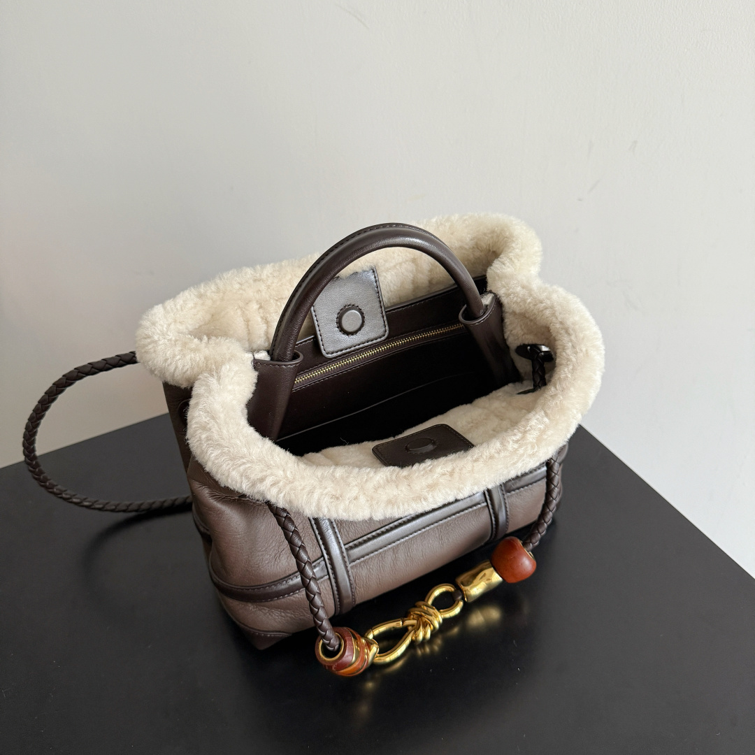 BOTTEGA VENETA ANDIAMO handbag lambswool splayed buckle is here🤩🤩, how can the evergreen model not have a new skin? As a major guest of the pilot series, andiamo has changed its previous elegant and restrained style and entered the winter track with a modern urban style. It is handsome and retro, suitable for autumn and winter. In order to show the sense of luxury when paired with simple clothes, the interior continues the classic andiamo. Small partitions divide the bag into two large sections. The metal knot is made of micro-cast aluminum using jewelry technology. The decorative beads are made of metal and hand-polished oak, allowing you to jump repeatedly between elegance and fun. It is unpredictable.
Style number: 806088+wood hardware
Color: furry black brown
Size: 25*22*10cm photo 8