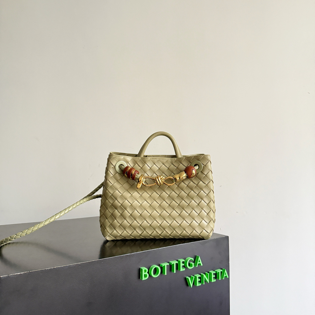 NO:754175,Special grade original leather BV's new Andiamo is now available. The classic intercciato weaving process is used to create a soft bag. The metal knot is made of micro-cast aluminum using jewelry craftsmanship. The decorative beads are made of metal and hand-polished oak, allowing you to jump repeatedly between elegance and fun. It is unpredictable. The classic and versatile bag has a great temperament, and the bag capacity is also large, which is very convenient for daily commuting!  A variety of carrying methods, the shoulder straps can be adjusted by yourself, the original lambskin feels soft and delicate, and the unisex style is made to break gender boundaries and bring a more practical and longer-lasting use experience. The Andiamo, which has both elegant and casual styles, perfectly interprets the 'fashionable old money style'. Model No. 743568 + wood hardware, color travertine green, size 25*22*10.5cm, premium BV, bottega veneta, sheepskin19860909特级 原厂皮 BV的新款Andiamo出货啦经典的intercciato编制工艺打造软身包袋,金属绳结采用珠宝工艺微铸铝打造,装饰珠由金属与手工打磨橡木,让你在优雅和趣味之间反复横跳,让人捉摸不透.经典百搭很显气质,而且包包容量也很大,日常通勤非常方便！多种背法,肩带可自己调节,原厂小羊皮手感柔软细腻,中性风格的打造,打破性别界限,带来更实用、更持久的使用体验,兼具优雅与休闲风格的Andiamo完美诠释“时尚老钱风”的本貌. 款号743568+木头五金 颜色洞石绿 尺寸25*22*10.5cm,特级BV,bottega veneta,sheepskin,Bag