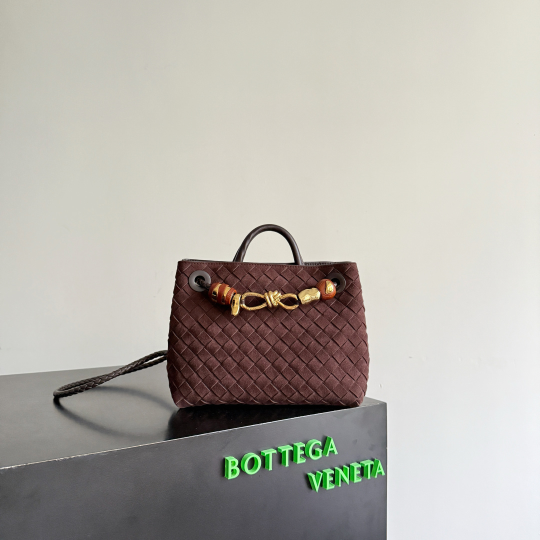 NO:754172,Special grade original leather BV's new Andiamo is now available. The classic intercciato weaving process is used to create a soft bag. The metal knot is made of micro-cast aluminum using jewelry craftsmanship. The decorative beads are made of metal and hand-polished oak, allowing you to jump repeatedly between elegance and fun. It is unpredictable. The classic and versatile bag has a great temperament, and the bag capacity is also large, which is very convenient for daily commuting!  A variety of carrying methods, the shoulder straps can be adjusted by yourself, the original lambskin feels soft and delicate, and the unisex style is made to break gender boundaries and bring a more practical and longer-lasting use experience. The Andiamo, which has both elegant and casual styles, perfectly interprets the 'fashionable old money style'. Model number 743568 + wood hardware, color suede black brown, size 25*22*10.5cm, premium BV, bottega veneta, sheepskin19860909特级 原厂皮 BV的新款Andiamo出货啦经典的intercciato编制工艺打造软身包袋,金属绳结采用珠宝工艺微铸铝打造,装饰珠由金属与手工打磨橡木,让你在优雅和趣味之间反复横跳,让人捉摸不透.经典百搭很显气质,而且包包容量也很大,日常通勤非常方便！多种背法,肩带可自己调节,原厂小羊皮手感柔软细腻,中性风格的打造,打破性别界限,带来更实用、更持久的使用体验,兼具优雅与休闲风格的Andiamo完美诠释“时尚老钱风”的本貌. 款号743568+木头五金 颜色反绒黑棕 尺寸25*22*10.5cm,特级BV,bottega veneta,sheepskin,Bag
