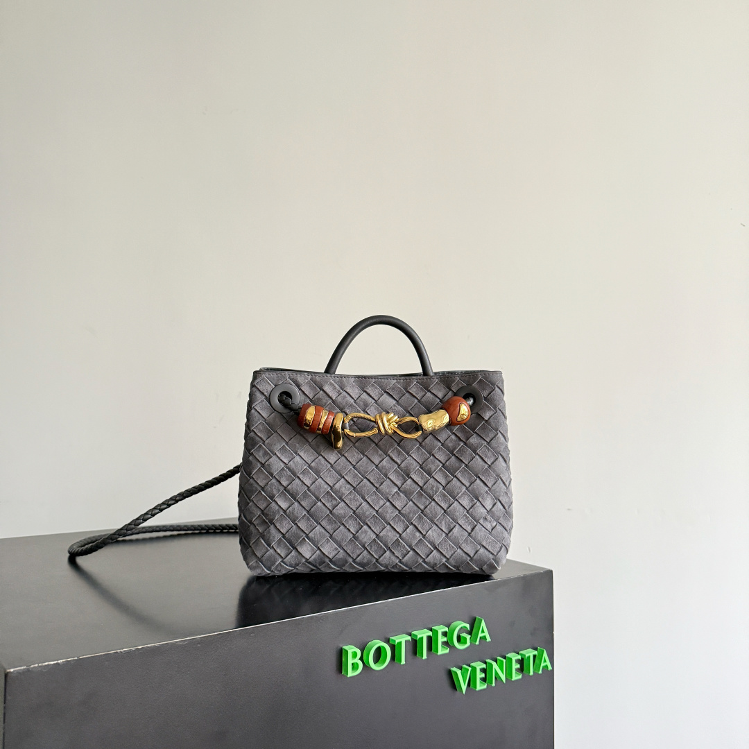 NO:754169,Special grade original leather BV's new Andiamo is now available. The classic intercciato weaving process is used to create a soft bag. The metal knot is made of micro-cast aluminum using jewelry craftsmanship. The decorative beads are made of metal and hand-polished oak, allowing you to jump repeatedly between elegance and fun. It is unpredictable. The classic and versatile bag has a great temperament, and the bag capacity is also large, which is very convenient for daily commuting!  A variety of carrying methods, the shoulder straps can be adjusted by yourself, the original lambskin feels soft and delicate, and it is made in a unisex style, breaking gender boundaries and bringing a more practical and longer-lasting use experience. The Andiamo, which has both elegant and casual styles, perfectly interprets the 'fashionable old money style'. Model number 743568 + wood hardware, color suede graphite gray, size 25*22*10.5cm, special grade BV, bottega veneta, sheepskin19860909特级 原厂皮 BV的新款Andiamo出货啦经典的intercciato编制工艺打造软身包袋,金属绳结采用珠宝工艺微铸铝打造,装饰珠由金属与手工打磨橡木,让你在优雅和趣味之间反复横跳,让人捉摸不透.经典百搭很显气质,而且包包容量也很大,日常通勤非常方便！多种背法,肩带可自己调节,原厂小羊皮手感柔软细腻,中性风格的打造,打破性别界限,带来更实用、更持久的使用体验,兼具优雅与休闲风格的Andiamo完美诠释“时尚老钱风”的本貌. 款号743568+木头五金 颜色反绒石墨灰 尺寸25*22*10.5cm,特级BV,bottega veneta,sheepskin,Bag