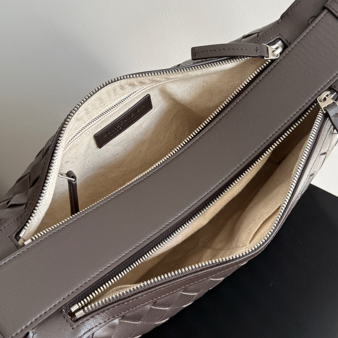 🎁BOTTEGA VENETA新品编织Tribeca手提包  双拉链设计+内里分层超清晰，容量够还不乱糟糟；日常通勤、短途出行，小物件都能有序收纳🗂搭配舒适宽肩带，单肩、斜挎、手拿随心换，背法超灵活，斜挎随性、手拎干练，轻松拿捏不同场合格调🎯上班通勤或周末休闲都能穿出高级感，实用度直接拉满💯做旅行包包也可以！
款号：836016
尺寸：30.5*20*9cm
颜色：黑棕色