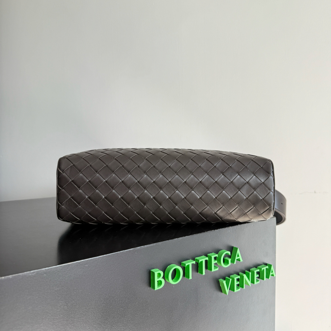 🎁BOTTEGA VENETA新品编织Tribeca手提包  双拉链设计+内里分层超清晰，容量够还不乱糟糟；日常通勤、短途出行，小物件都能有序收纳🗂搭配舒适宽肩带，单肩、斜挎、手拿随心换，背法超灵活，斜挎随性、手拎干练，轻松拿捏不同场合格调🎯上班通勤或周末休闲都能穿出高级感，实用度直接拉满💯做旅行包包也可以！
款号：836016
尺寸：30.5*20*9cm
颜色：黑棕色