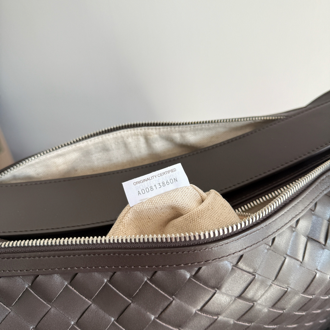 🎁BOTTEGA VENETA新品编织Tribeca手提包  双拉链设计+内里分层超清晰，容量够还不乱糟糟；日常通勤、短途出行，小物件都能有序收纳🗂搭配舒适宽肩带，单肩、斜挎、手拿随心换，背法超灵活，斜挎随性、手拎干练，轻松拿捏不同场合格调🎯上班通勤或周末休闲都能穿出高级感，实用度直接拉满💯做旅行包包也可以！
款号：836016
尺寸：30.5*20*9cm
颜色：黑棕色