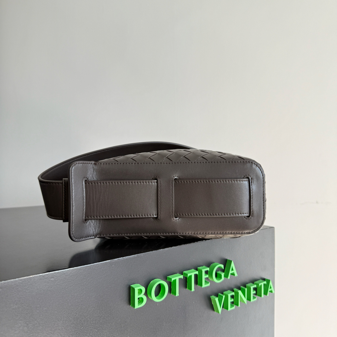 🎁BOTTEGA VENETA新品编织Tribeca手提包  双拉链设计+内里分层超清晰，容量够还不乱糟糟；日常通勤、短途出行，小物件都能有序收纳🗂搭配舒适宽肩带，单肩、斜挎、手拿随心换，背法超灵活，斜挎随性、手拎干练，轻松拿捏不同场合格调🎯上班通勤或周末休闲都能穿出高级感，实用度直接拉满💯做旅行包包也可以！
款号：836016
尺寸：30.5*20*9cm
颜色：黑棕色