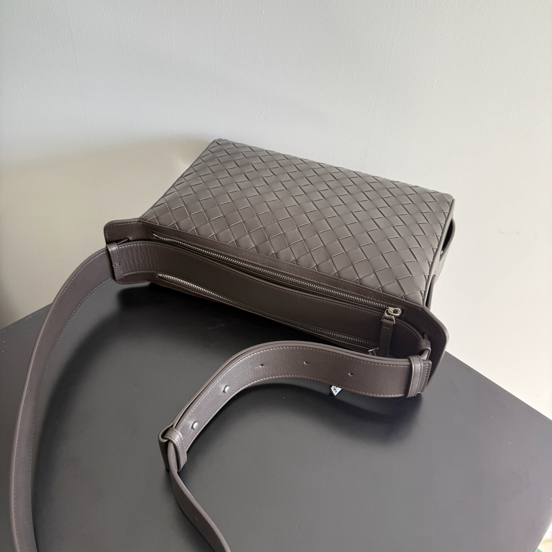 🎁BOTTEGA VENETA新品编织Tribeca手提包  双拉链设计+内里分层超清晰，容量够还不乱糟糟；日常通勤、短途出行，小物件都能有序收纳🗂搭配舒适宽肩带，单肩、斜挎、手拿随心换，背法超灵活，斜挎随性、手拎干练，轻松拿捏不同场合格调🎯上班通勤或周末休闲都能穿出高级感，实用度直接拉满💯做旅行包包也可以！
款号：836016
尺寸：30.5*20*9cm
颜色：黑棕色