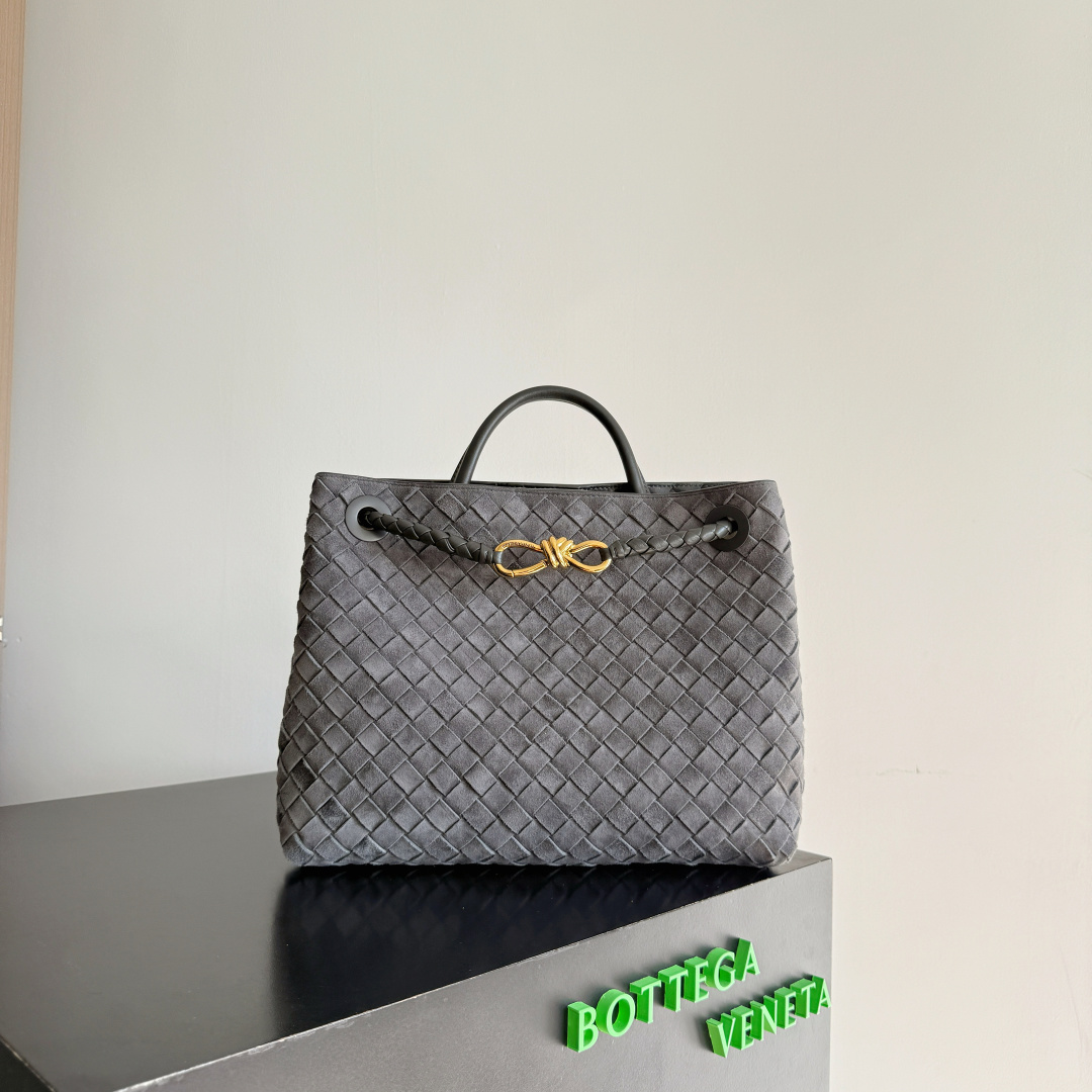 NO:754204,Special grade original leather BV’s new Andiamo has been shipped and is really popular. Bottega Veneta’s new Andiamo woven handbag launched this season is really popular all over the world!  !  Celebrities at home and abroad have worn it, and Oscar-winning actress Michelle Yeoh has taken it out on the street. Sonja, Traiara, Yu Feihong, Sanji Ayaka, Rosie Hunting-Whiteley, Yoshioka Riho, etc. have all picked up this bag. It is classic and versatile and shows temperament, and the bag capacity is also large, which is very convenient for daily commuting!  !  A variety of carrying methods, the shoulder straps can be adjusted by yourself, the original lambskin feels soft and delicate, and the unisex style is made to break gender boundaries and bring a more practical and longer-lasting use experience. Andiamo, which has both elegant and casual styles, perfectly interprets the true appearance of 'fashionable old money style'. Style number 743572, size 32*24*12cm, special grade BV, bottega veneta, bottega veneta, sheepskin19860909特级 原厂皮 BV的新款Andiamo出货啦真的实火Bottega Veneta 本季推出的新款Andiamo编织手袋真的是火遍全球！！海内外明星纷纷上身,奥斯卡影后杨紫琼都带它出街,宋佳、崔雅拉、俞飞鸿、三吉彩花、Rosie Hunting-Whiteley 、吉冈里帆等等都pick过这款的包包,经典百搭很显气质,而且包包容量也很大,日常通勤非常方便！！多种背法,肩带可自己调节,原厂小羊皮手感柔软细腻,中性风格的打造,打破性别界限,带来更实用、更持久的使用体验 兼具优雅与休闲风格的Andiamo完美诠释“时尚老钱风”的本貌. 款号743572 尺寸32*24*12cm,特级BV,bottega veneta,bottega veneta,sheepskin,Bag