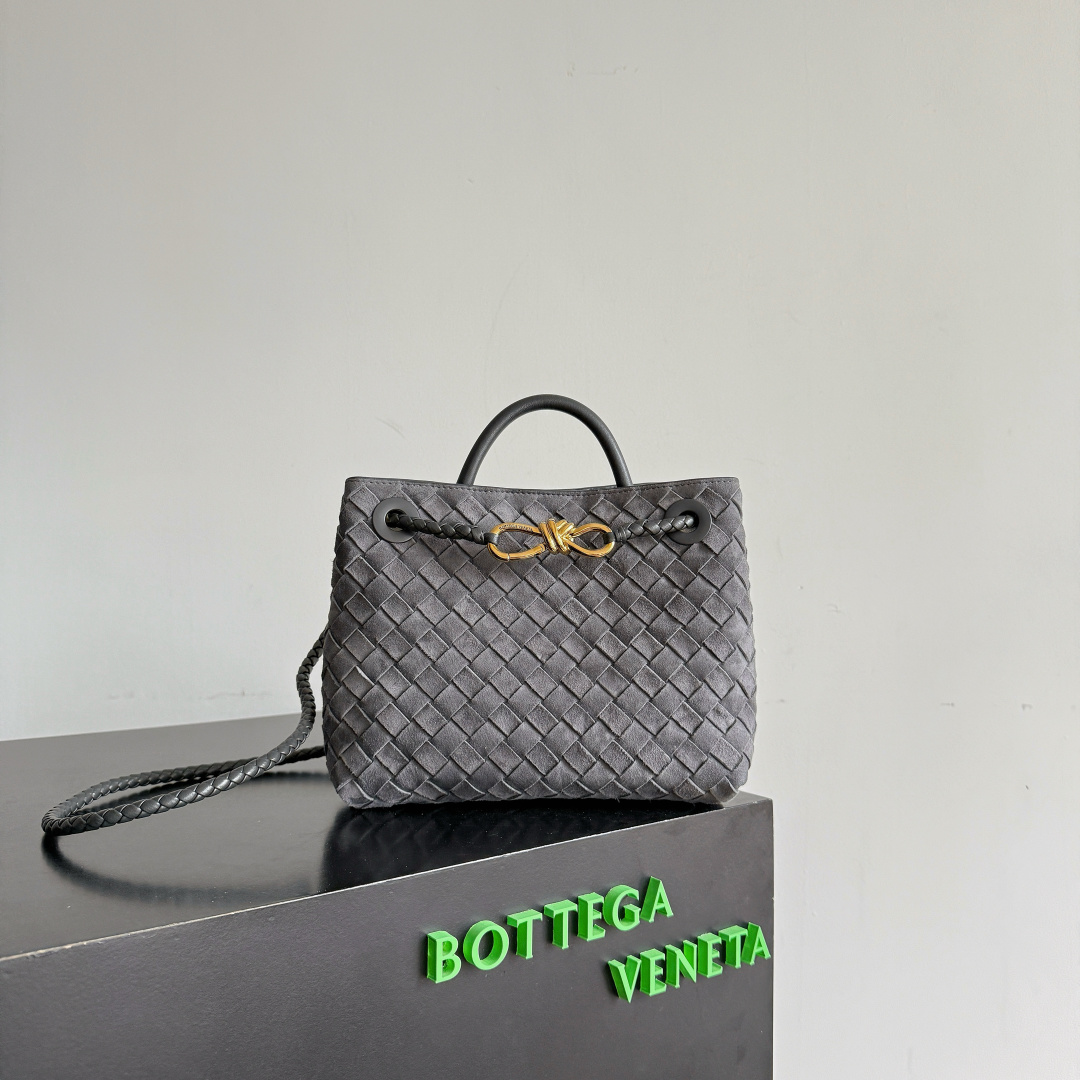 NO:754163,Special grade original leather BV’s new Andiamo has been shipped and is really popular. Bottega Veneta’s new Andiamo woven handbag launched this season is really popular all over the world!  !  Celebrities at home and abroad have worn it, and Oscar-winning actress Michelle Yeoh has taken it out on the street. Sonja, Traiara, Yu Feihong, Sanji Ayaka, Rosie Hunting-Whiteley, Yoshioka Riho, etc. have all picked up this bag. It is classic and versatile and shows temperament, and the bag capacity is also large, which is very convenient for daily commuting!  !  A variety of carrying methods, the shoulder straps can be adjusted by yourself, the original lambskin feels soft and delicate, and the unisex style is made to break gender boundaries and bring a more practical and longer-lasting use experience. Andiamo, which has both elegant and casual styles, perfectly interprets the true appearance of 'fashionable old money style'. Style No. 743568 (suede) Size 25*22*10.5cm, special grade BV, Bottega Veneta, Bottega  veneta,sheepskin,chamois leather19860909特级 原厂皮 BV的新款Andiamo出货啦真的实火Bottega Veneta 本季推出的新款Andiamo编织手袋真的是火遍全球！！海内外明星纷纷上身,奥斯卡影后杨紫琼都带它出街,宋佳、崔雅拉、俞飞鸿、三吉彩花、Rosie Hunting-Whiteley 、吉冈里帆等等都pick过这款的包包,经典百搭很显气质,而且包包容量也很大,日常通勤非常方便！！多种背法,肩带可自己调节,原厂小羊皮手感柔软细腻,中性风格的打造,打破性别界限,带来更实用、更持久的使用体验 兼具优雅与休闲风格的Andiamo完美诠释“时尚老钱风”的本貌 款号743568（麂皮） 尺寸25*22*10.5cm,特级BV,bottega veneta,bottega veneta,sheepskin,chamois leather,Bag
