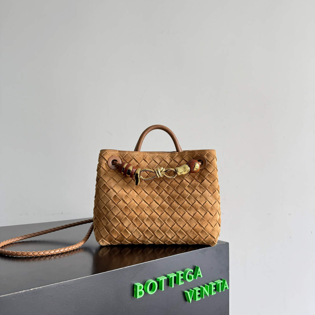NO:754166,Special grade original leather BV's new Andiamo is now available. The classic intercciato weaving process is used to create a soft bag. The metal knot is made of micro-cast aluminum using jewelry craftsmanship. The decorative beads are made of metal and hand-polished oak, allowing you to jump repeatedly between elegance and fun. It is unpredictable. The classic and versatile bag has a great temperament, and the bag capacity is also large, which is very convenient for daily commuting!  A variety of carrying methods, the shoulder straps can be adjusted by yourself, the original lambskin feels soft and delicate, and it is made in a unisex style, breaking gender boundaries and bringing a more practical and longer-lasting use experience. The Andiamo, which has both elegant and casual styles, perfectly interprets the 'fashionable old money style'. Style No. 743568 + Wood Hardware Color Suede Amber Brown·New Size 25*22*10.5cm, Special BV, Bottega Veneta, Sheepskin19860909特级 原厂皮 BV的新款Andiamo出货啦经典的intercciato编制工艺打造软身包袋,金属绳结采用珠宝工艺微铸铝打造,装饰珠由金属与手工打磨橡木,让你在优雅和趣味之间反复横跳,让人捉摸不透.经典百搭很显气质,而且包包容量也很大,日常通勤非常方便！多种背法,肩带可自己调节,原厂小羊皮手感柔软细腻,中性风格的打造,打破性别界限,带来更实用、更持久的使用体验,兼具优雅与休闲风格的Andiamo完美诠释“时尚老钱风”的本貌. 款号743568+木头五金 颜色反绒琥珀棕·新 尺寸25*22*10.5cm,特级BV,bottega veneta,sheepskin,Bag