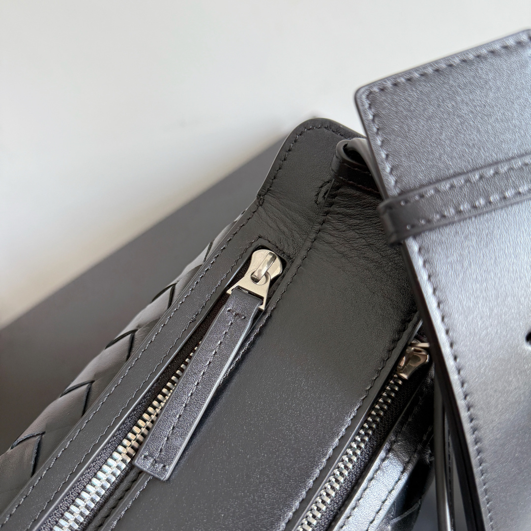 🎁BOTTEGA VENETA新品编织Tribeca手提包  双拉链设计+内里分层超清晰，容量够还不乱糟糟；日常通勤、短途出行，小物件都能有序收纳🗂搭配舒适宽肩带，单肩、斜挎、手拿随心换，背法超灵活，斜挎随性、手拎干练，轻松拿捏不同场合格调🎯上班通勤或周末休闲都能穿出高级感，实用度直接拉满💯做旅行包包也可以！
款号：836016
尺寸：30.5*20*9cm
颜色：黑色