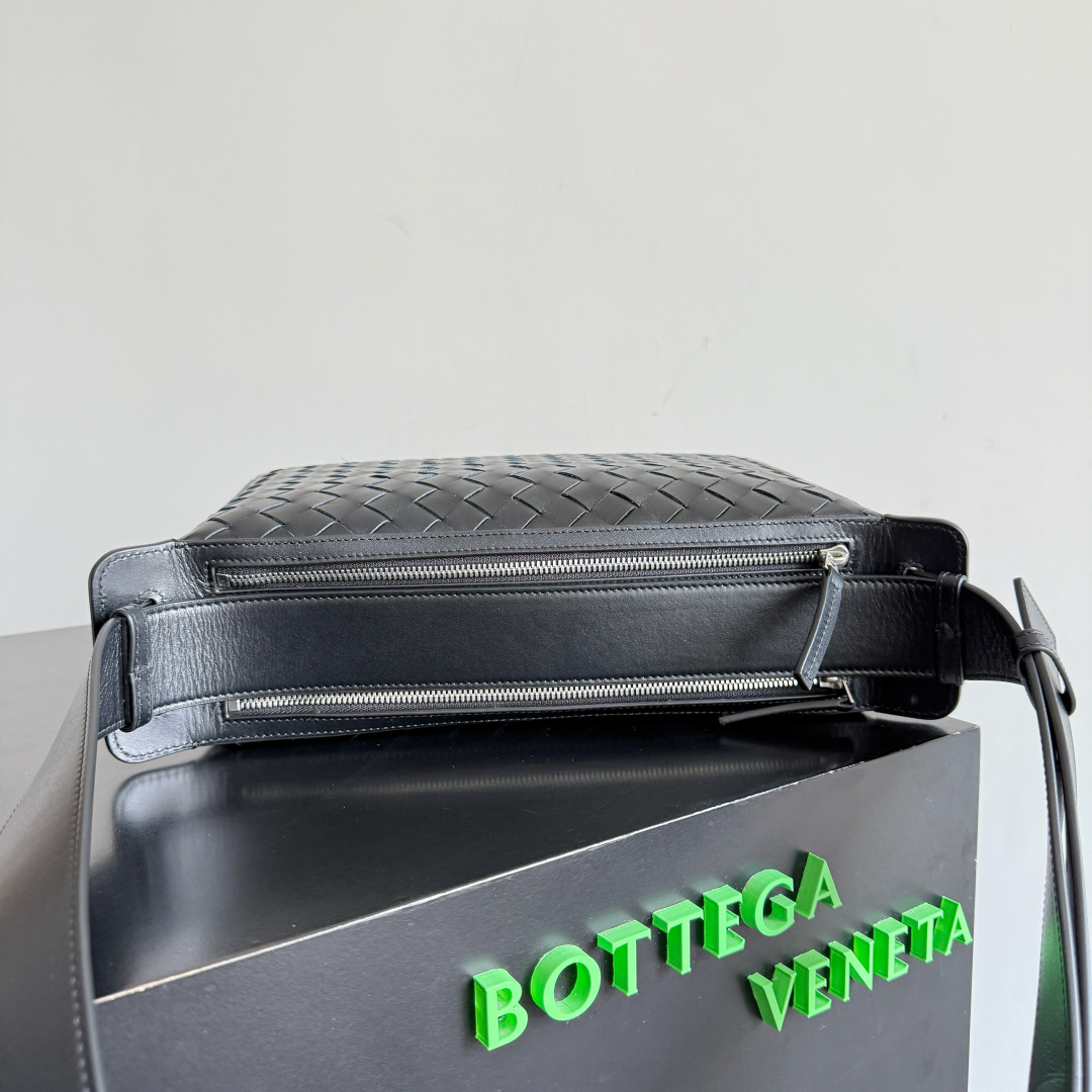 🎁BOTTEGA VENETA新品编织Tribeca手提包  双拉链设计+内里分层超清晰，容量够还不乱糟糟；日常通勤、短途出行，小物件都能有序收纳🗂搭配舒适宽肩带，单肩、斜挎、手拿随心换，背法超灵活，斜挎随性、手拎干练，轻松拿捏不同场合格调🎯上班通勤或周末休闲都能穿出高级感，实用度直接拉满💯做旅行包包也可以！
款号：836016
尺寸：30.5*20*9cm
颜色：黑色