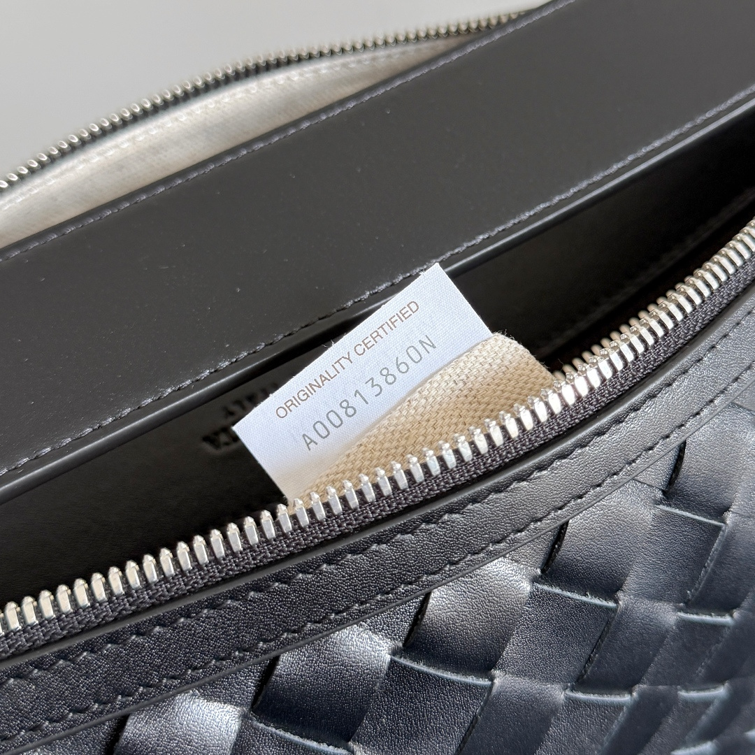 🎁BOTTEGA VENETA新品编织Tribeca手提包  双拉链设计+内里分层超清晰，容量够还不乱糟糟；日常通勤、短途出行，小物件都能有序收纳🗂搭配舒适宽肩带，单肩、斜挎、手拿随心换，背法超灵活，斜挎随性、手拎干练，轻松拿捏不同场合格调🎯上班通勤或周末休闲都能穿出高级感，实用度直接拉满💯做旅行包包也可以！
款号：836016
尺寸：30.5*20*9cm
颜色：黑色