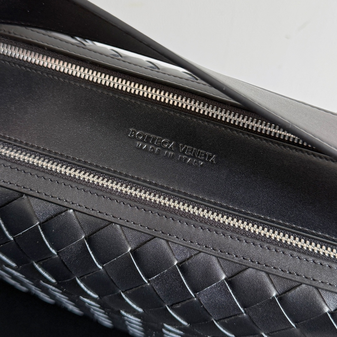 🎁BOTTEGA VENETA新品编织Tribeca手提包  双拉链设计+内里分层超清晰，容量够还不乱糟糟；日常通勤、短途出行，小物件都能有序收纳🗂搭配舒适宽肩带，单肩、斜挎、手拿随心换，背法超灵活，斜挎随性、手拎干练，轻松拿捏不同场合格调🎯上班通勤或周末休闲都能穿出高级感，实用度直接拉满💯做旅行包包也可以！
款号：836016
尺寸：30.5*20*9cm
颜色：黑色