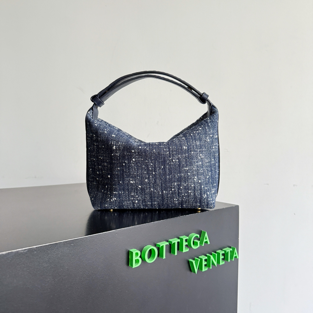 NO:701239,1Bottega Veneta 25 new early spring Wallace lunch box bag ~ What a special splicing style. It easily combines my denim denim fabric with wear-resistant and unique texture. The crisp and stylish high-quality leather edges enhance the texture and sophistication!  The interior space is very roomy!  The shoulder strap is adjustable, and the two carrying methods are very practical. It looks noble when carried in the hand, and is very casual when carried on the shoulder. It is a must-have for daily life!  Style No. 815689 Size 20*13*9.5cm, special BV, bottega veneta, bottega veneta198609091Bottega Veneta 25早春新款Wallace饭盒包～好特别的一个拼接款呀,轻轻松松集中我的 牛仔丹宁面料耐磨且具独特质感,挺括有型优质皮革封边,提升质感和精致度！内部空间非常能装！肩带可调节,2 种背法超实用,手提显贵气,肩背超随性,是日常生活必备喔！ 款号815689 尺寸20*13*9.5cm,特级BV,bottega veneta,bottega veneta,Bag