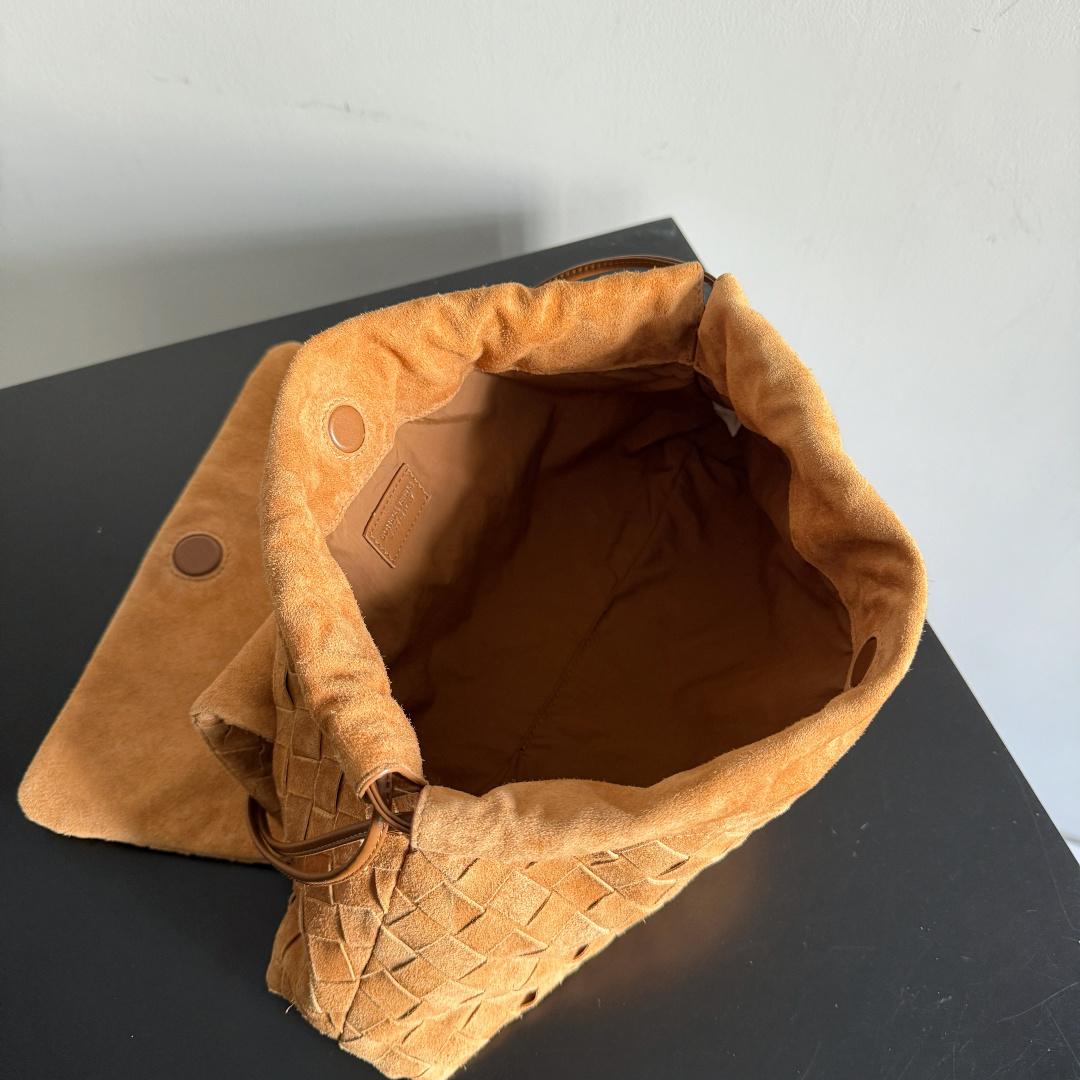 Bottega Veneta Dustbag Giorno 编织绒面革手包 ✨它不是靠夸张故意吸睛，而是