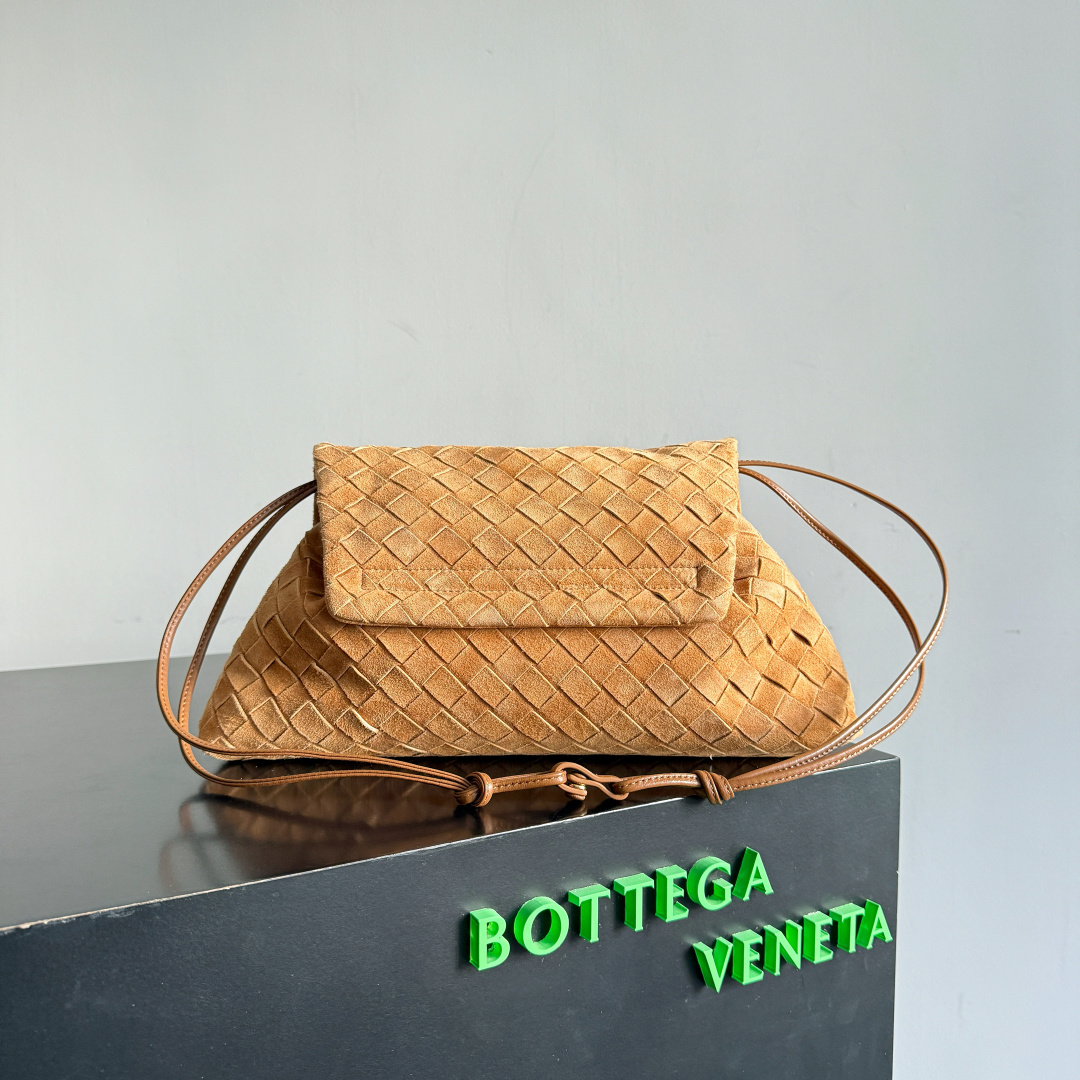 Bottega Veneta Dustbag Giorno 编织绒面革手包 ✨它不是靠夸张故意吸睛，而是