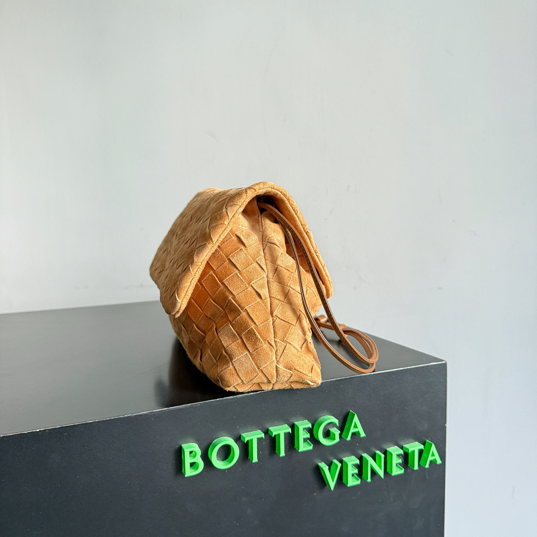 Bottega Veneta Dustbag Giorno 编织绒面革手包 ✨它不是靠夸张故意吸睛，而是