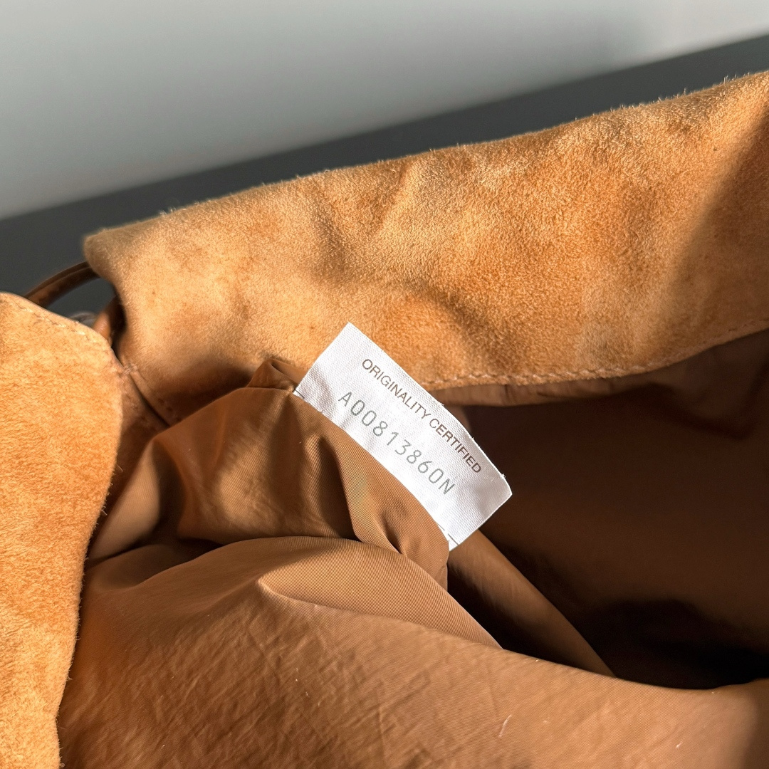 Bottega Veneta Dustbag Giorno 编织绒面革手包 ✨它不是靠夸张故意吸睛，而是