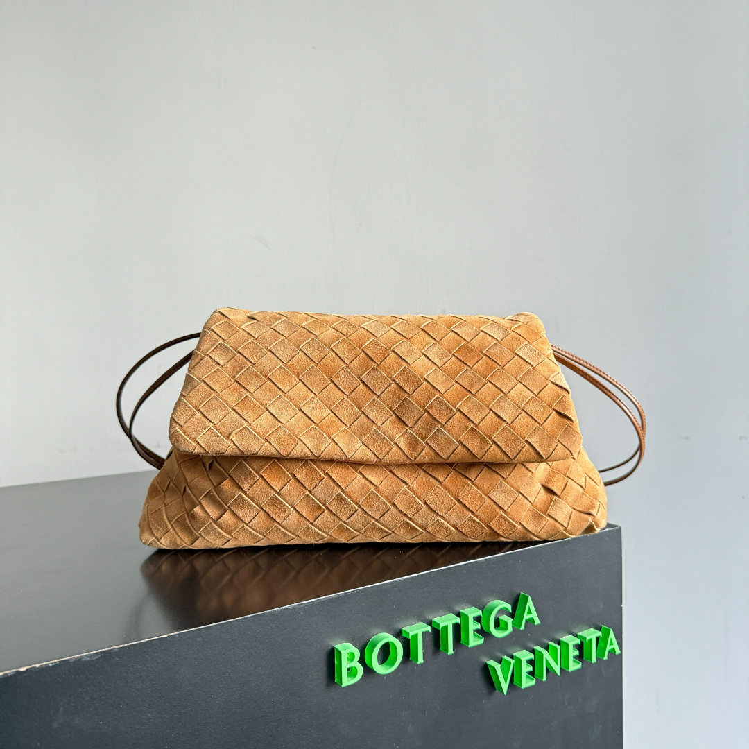 Bottega Veneta Dustbag Giorno 编织绒面革手包 ✨它不是靠夸张故意吸睛，而是