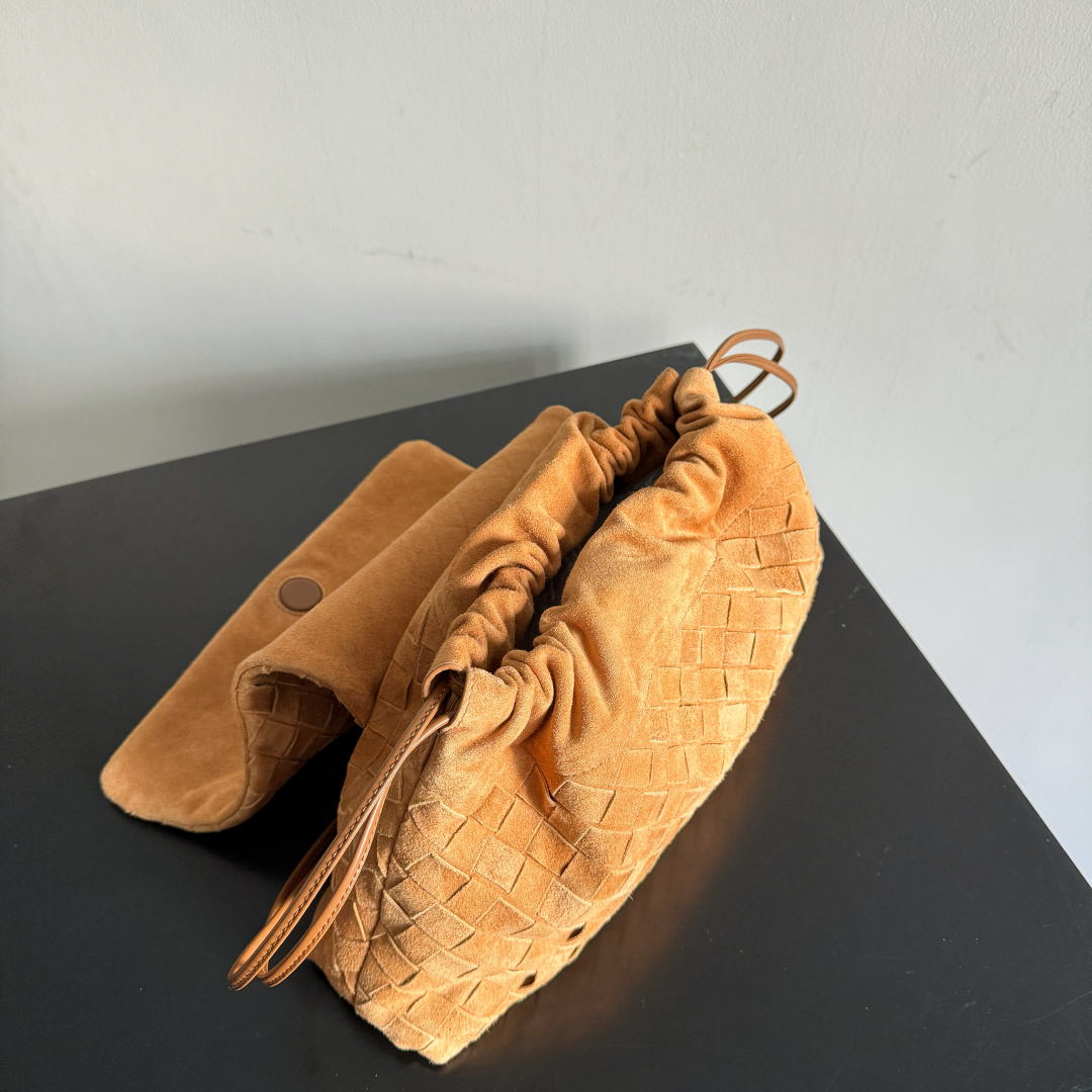 Bottega Veneta Dustbag Giorno 编织绒面革手包 ✨它不是靠夸张故意吸睛，而是