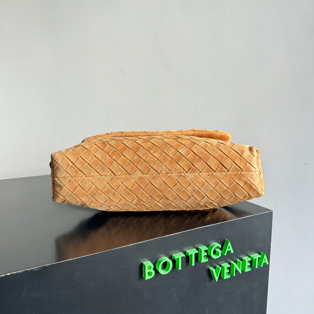 Bottega Veneta Dustbag Giorno 编织绒面革手包 ✨它不是靠夸张故意吸睛，而是