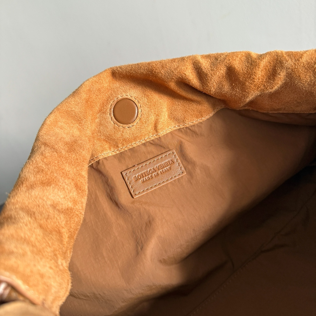 Bottega Veneta Dustbag Giorno 编织绒面革手包 ✨它不是靠夸张故意吸睛，而是