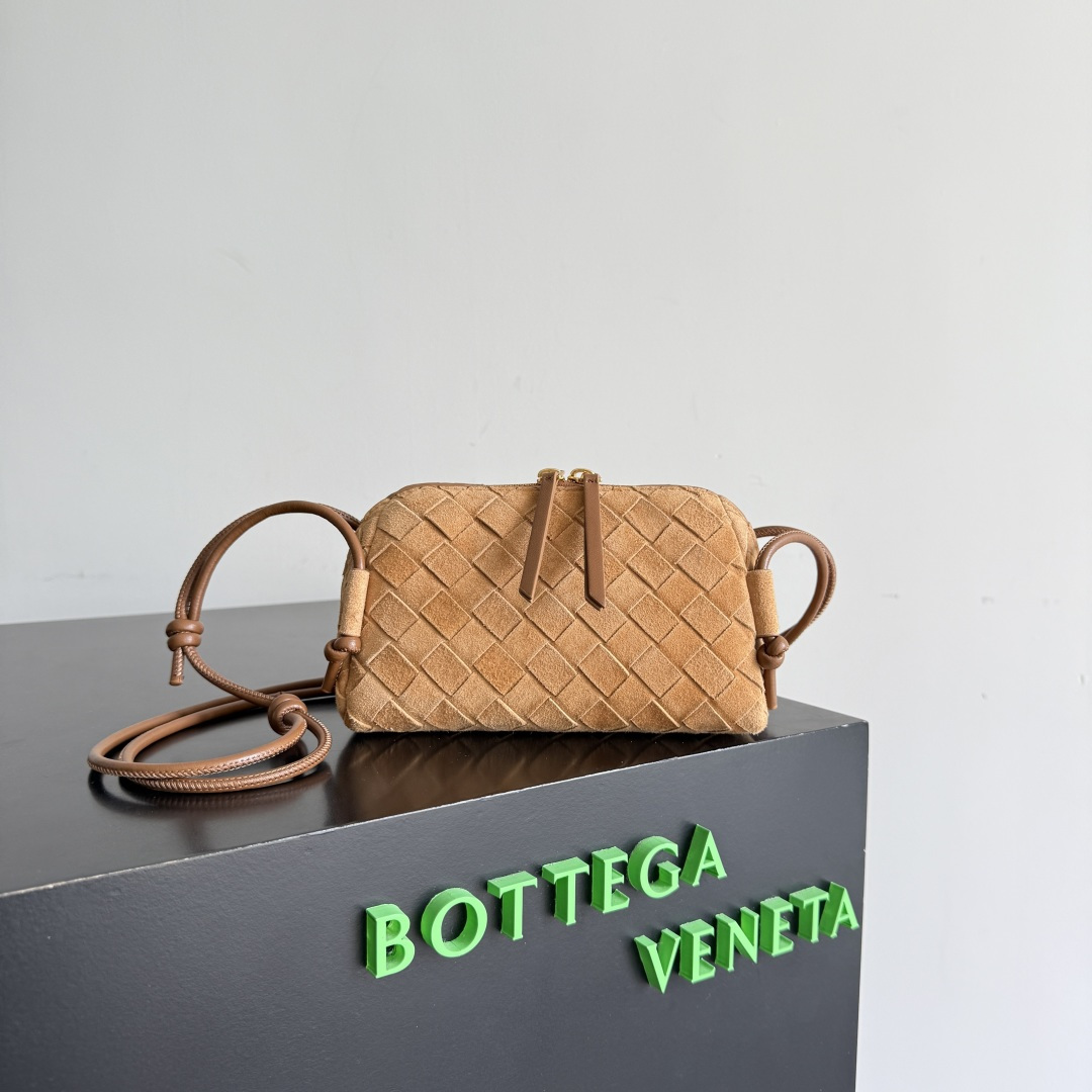 NO:617931,Special BV new mini bag ceiling Bottegaveneta new Concert Pouch bag is small and has a large capacity. It can hold a Pro max mobile phone. The shoulder strap is adjustable for cross-body carry and single-shoulder carry. Very cost-effective. The latest small bag in autumn and winter has a lot of capacity. The trial version can hold 4 short clips. I also tried it and it can hold one of my fists. Cute and lovely. The capacity is touching. The length of the shoulder strap is adjustable. Full marks for daily commuting. Style number 794258  Size 18.5*11.5*8.5cm, special BV, bottega veneta, bottega veneta, mini bags19860909特级 BV新款 迷你包天花板 Bottegaveneta新款Concert Pouch包包小小容量大大 可以放下Pro max手机 肩带可调节斜背 单肩背 性价比超高 秋冬季最新的小包容量超多试装能放4个短夹也试过可以放我的一个拳头 可可爱爱容量感人肩带长短可调节日常通勤满分 款号794258 尺寸18.5*11.5*8.5cm,特级BV,bottega veneta,bottega veneta,mini bags,Bag