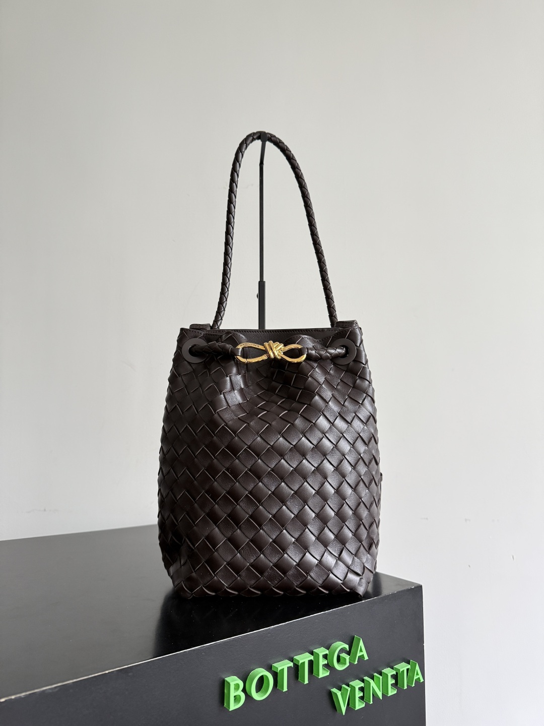 NO:740899,Premium original leather Bottega Veneta Andiamo woven bucket bag, using Intrecciato hand-woven craftsmanship, Nappa lambskin material, soft and delicate to the touch, metal knot buckle design is simple and recognizable, it is both opening and decoration, moderate capacity, easy to handle for commuting and leisure, can be carried by hand, armpit, cross-body, practical and fashionable, paired with coats and sweaters in autumn and winter, easily create a lazy and high-end atmosphere  Style No. 855759 Size 18.5*30*11cm, special BV, bottega veneta, bottega veneta, sweaters, sheepskin19860909特级 原厂皮 Bottega Veneta Andiamo编织水桶包,采用Intrecciato手工编织工艺,Nappa小羊皮材质,触感柔软细腻,金属绳结扣设计简约又有辨识度,既是开合又是装饰,容量适中,通勤休闲都能轻松驾驭,手拎、腋下、斜挎多种背法,实用又时髦,秋冬搭配大衣毛衣,轻松打造慵懒高级氛围感 款号855759 尺寸18.5*30*11cm,特级BV,bottega veneta,bottega veneta,sweaters,sheepskin,Bag