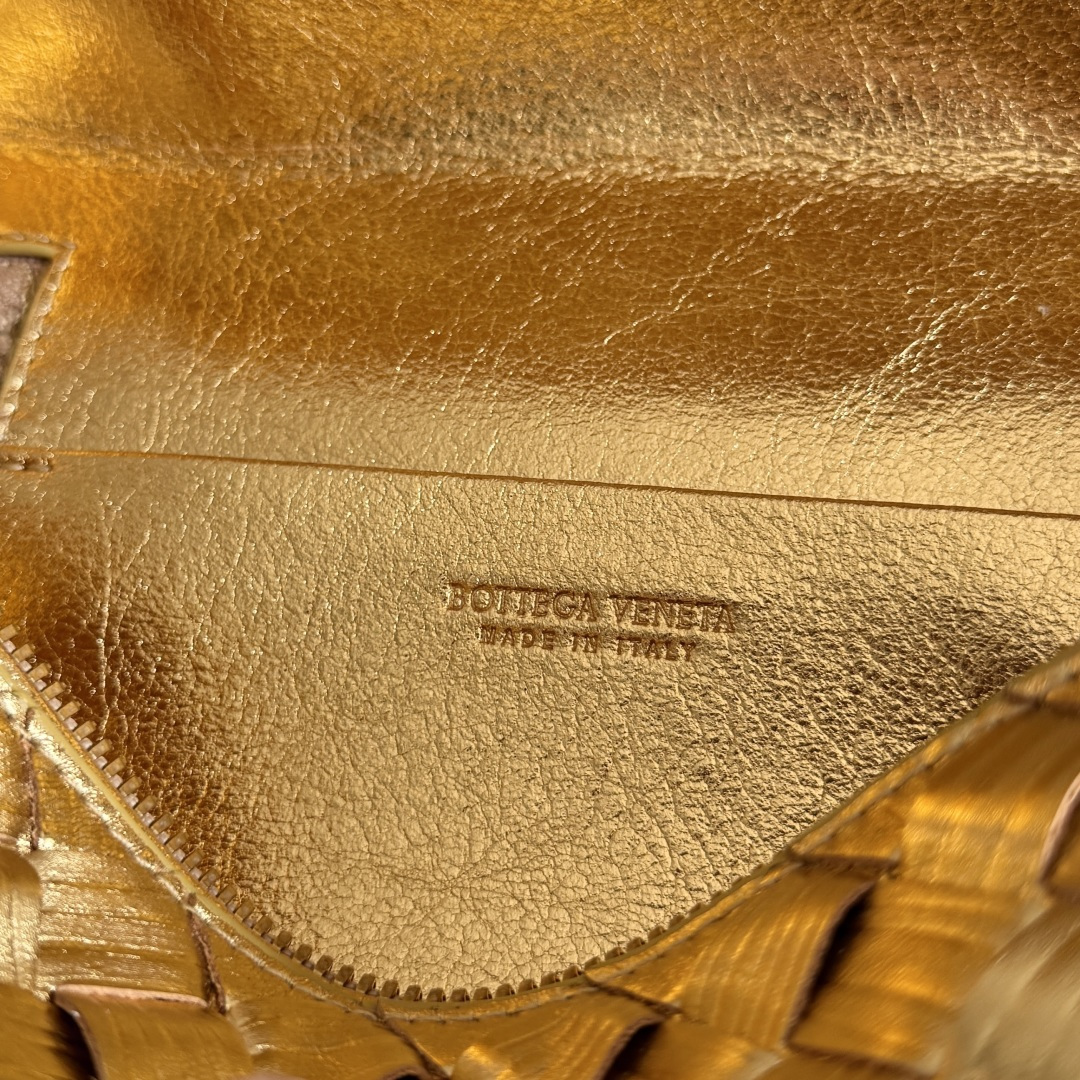 Bottega Veneta 新款编织拉链斜挎包 一款可以做化妆包的斜挎包包，精致的编织，小巧的包身，是