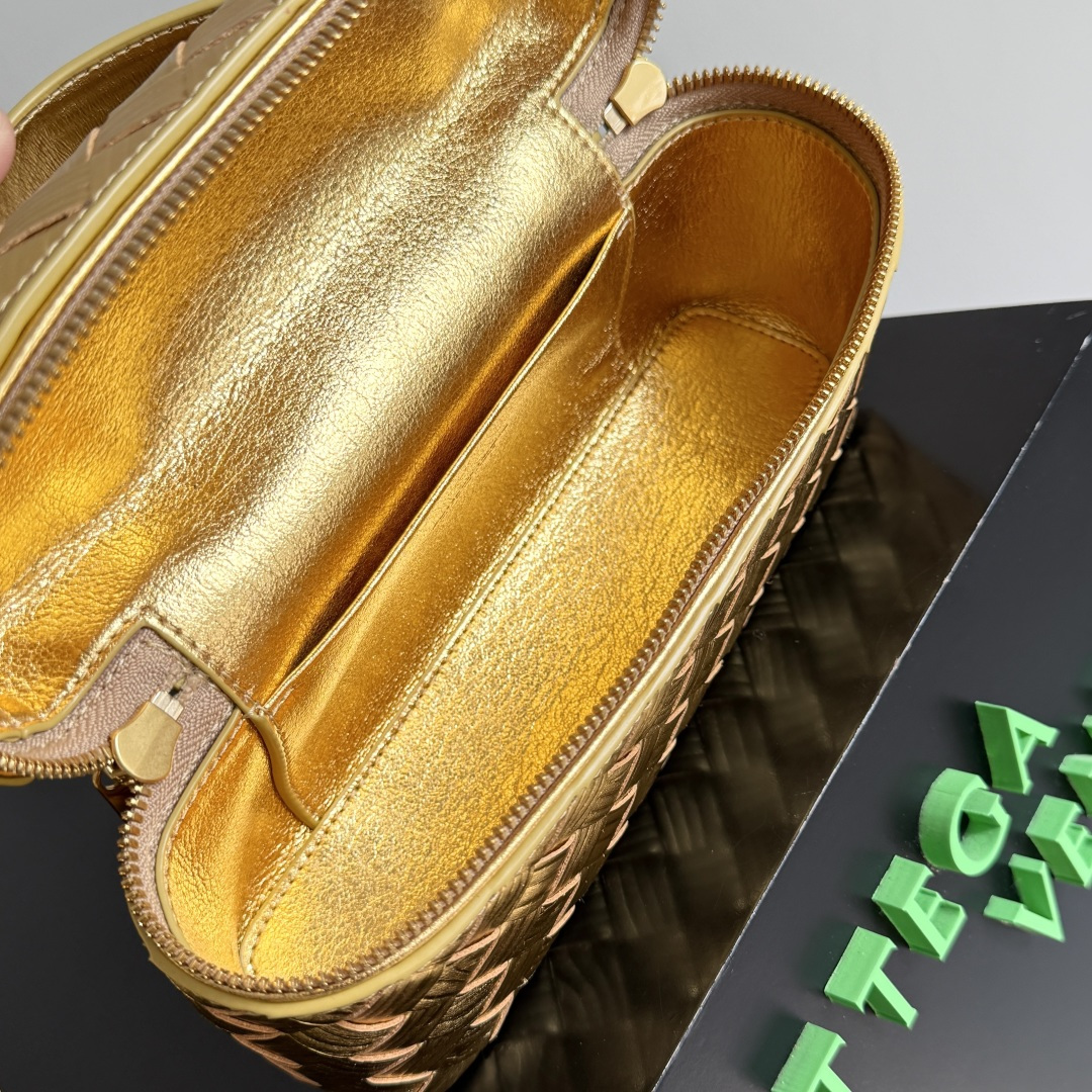 Bottega Veneta 新款编织拉链斜挎包 一款可以做化妆包的斜挎包包，精致的编织，小巧的包身，是