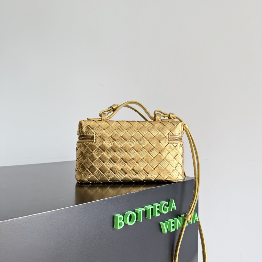 Bottega Veneta 新款编织拉链斜挎包 一款可以做化妆包的斜挎包包，精致的编织，小巧的包身，是